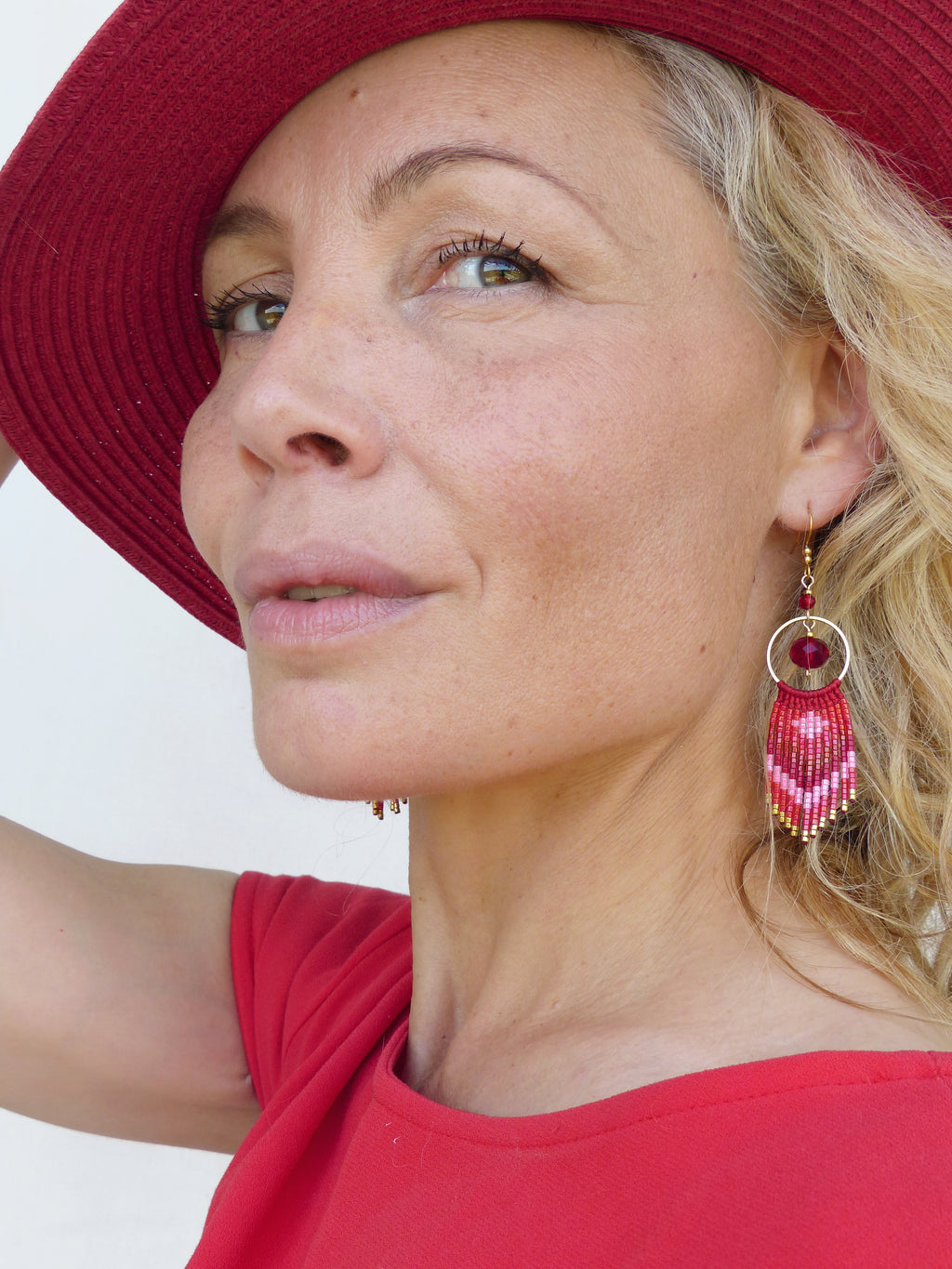 Longues boucles d'oreilles rouge rose et doré à franges perlées - Bijoux d'artisan fait main style french bohème avec une touche rétro vintage
