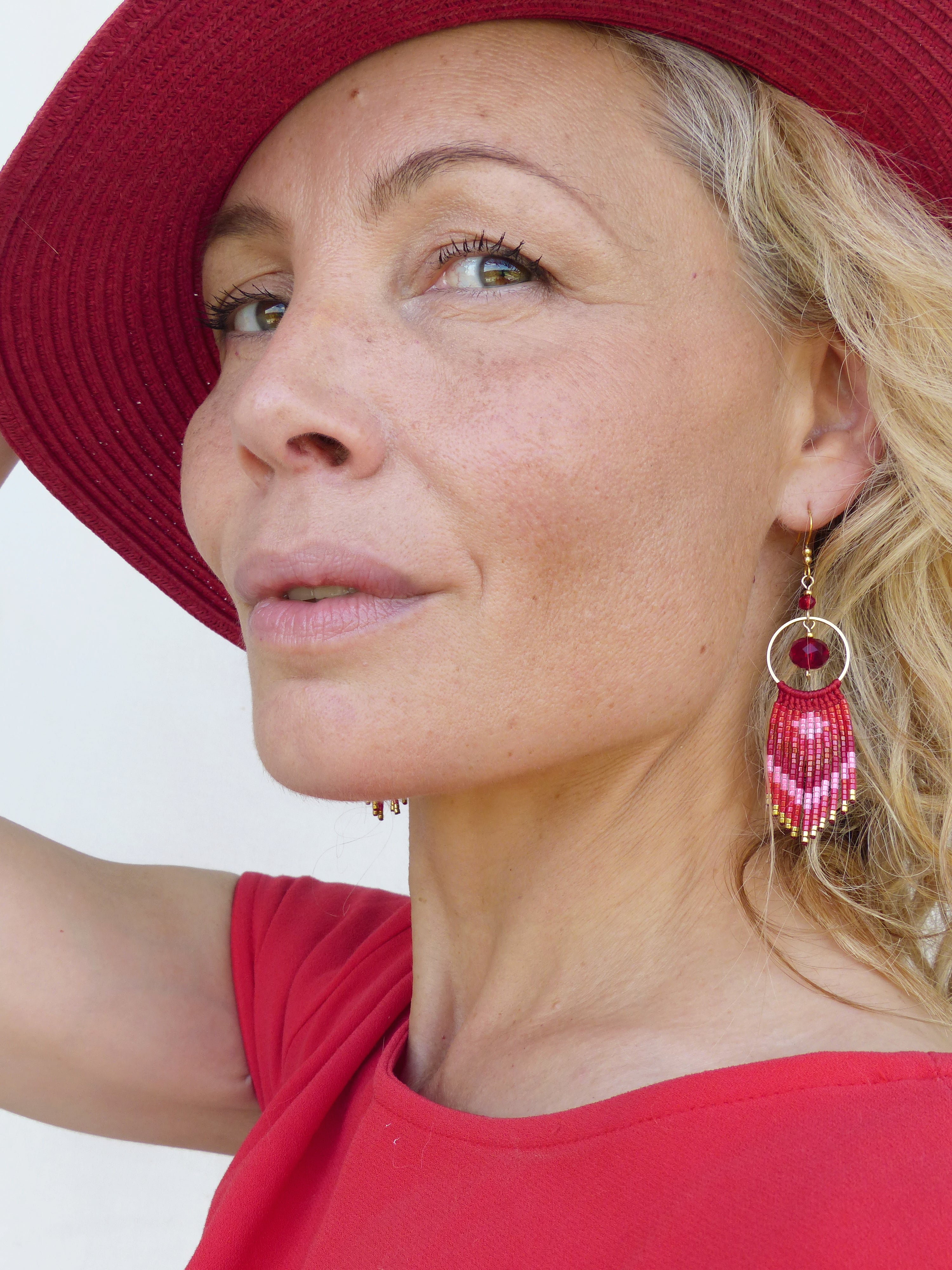 Longues boucles d'oreilles rouge rose et doré à franges perlées - Bijoux d'artisan fait main style french bohème avec une touche rétro vintage