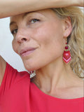 Longues boucles d'oreilles rouge rose et doré à franges perlées - Bijoux d'artisan fait main style french bohème avec une touche rétro vintage