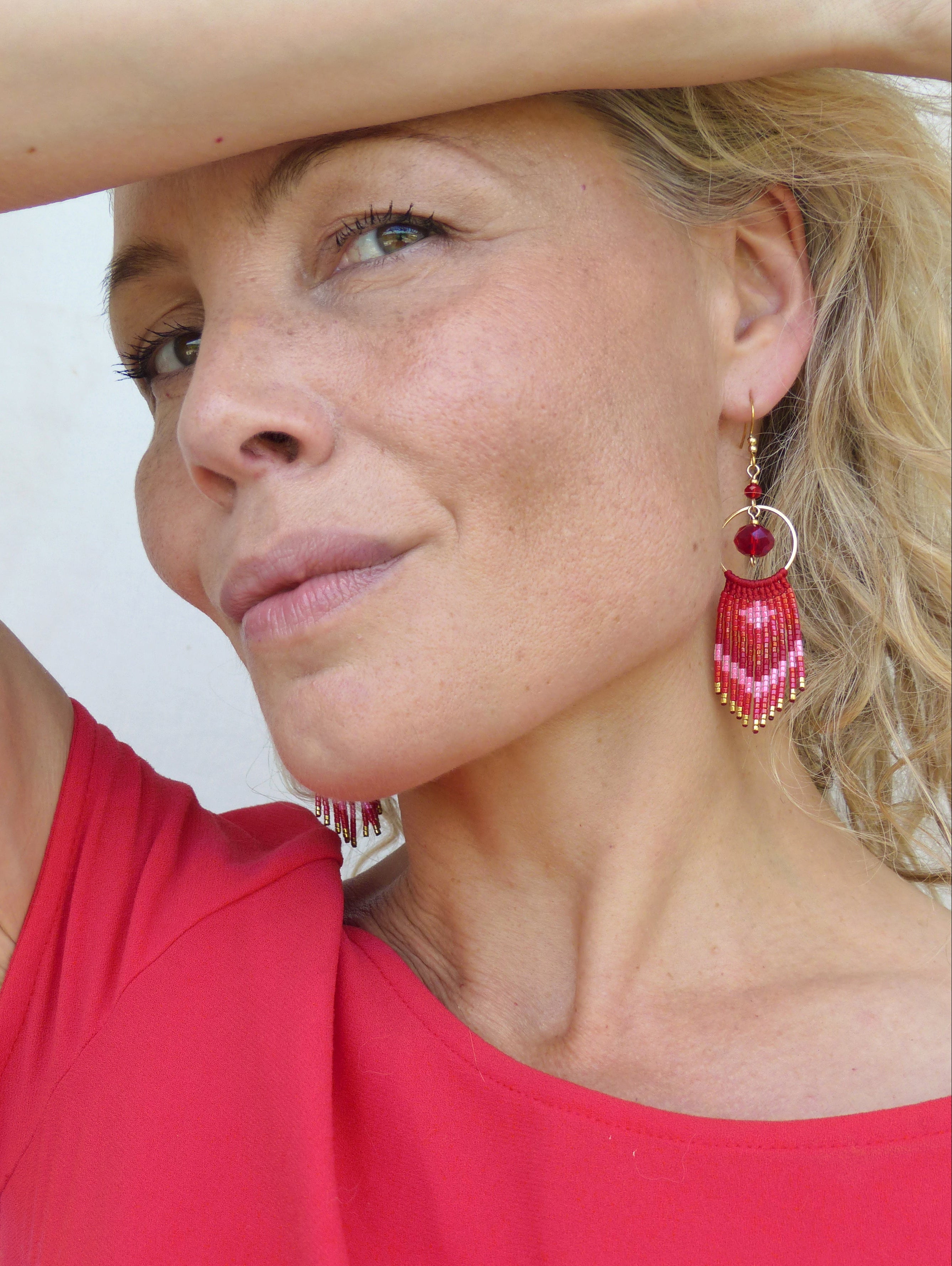Longues boucles d'oreilles rouge rose et doré à franges perlées - Bijoux d'artisan fait main style french bohème avec une touche rétro vintage