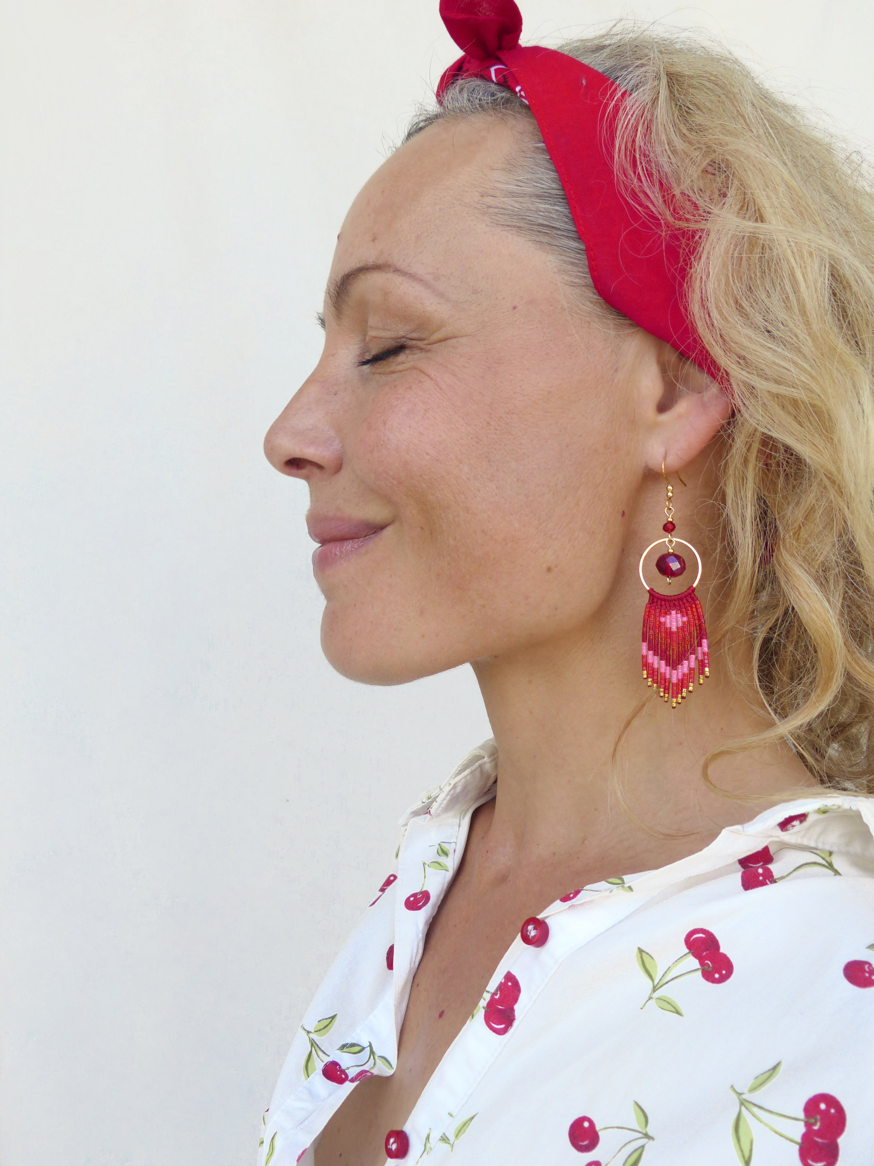 Longues boucles d'oreilles rouge rose et doré à franges perlées - Bijoux d'artisan fait main style french bohème avec une touche rétro vintage