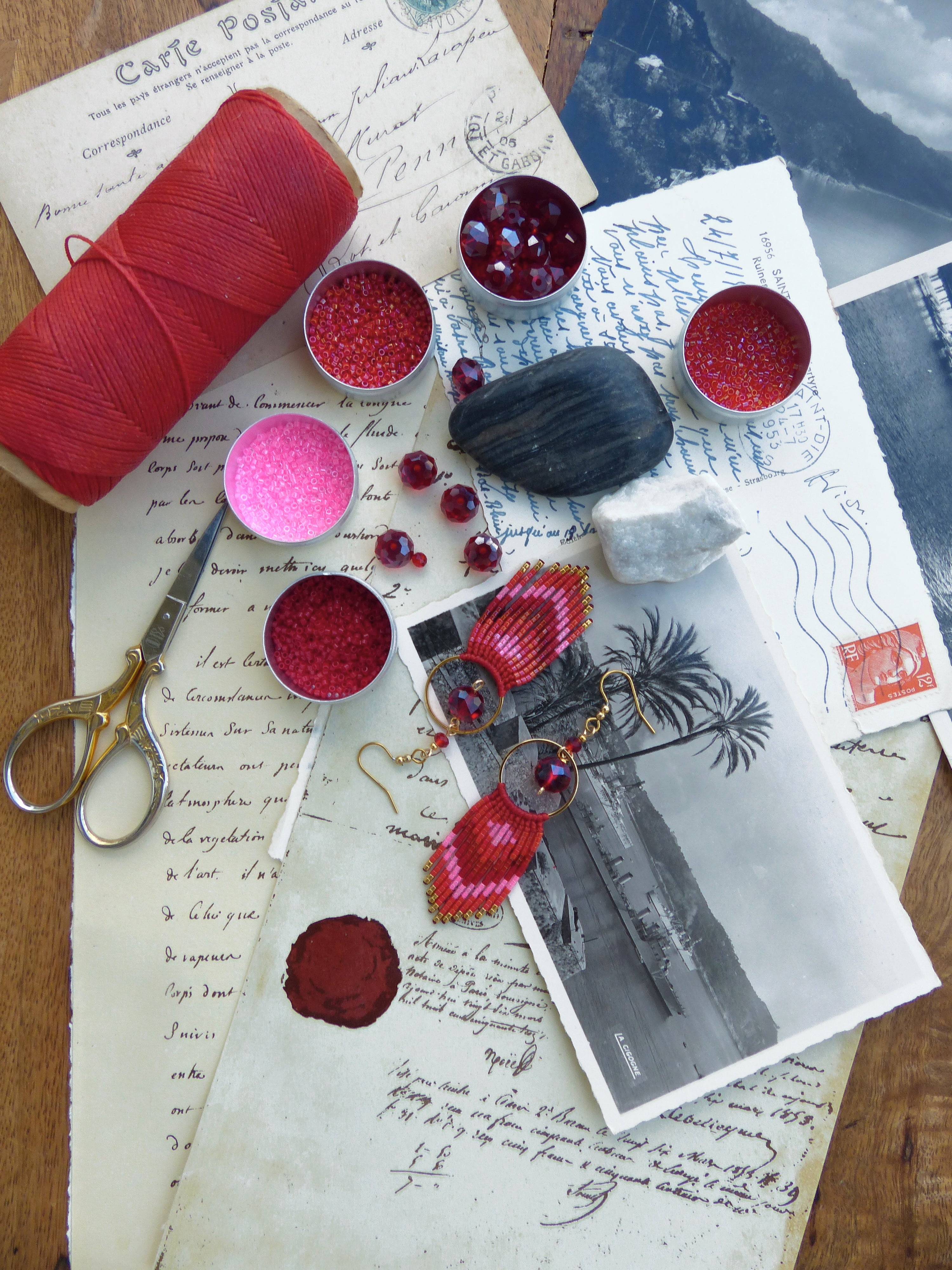 Longues boucles d'oreilles rouge rose et doré à franges perlées - Bijoux d'artisan fait main style french bohème avec une touche rétro vintage