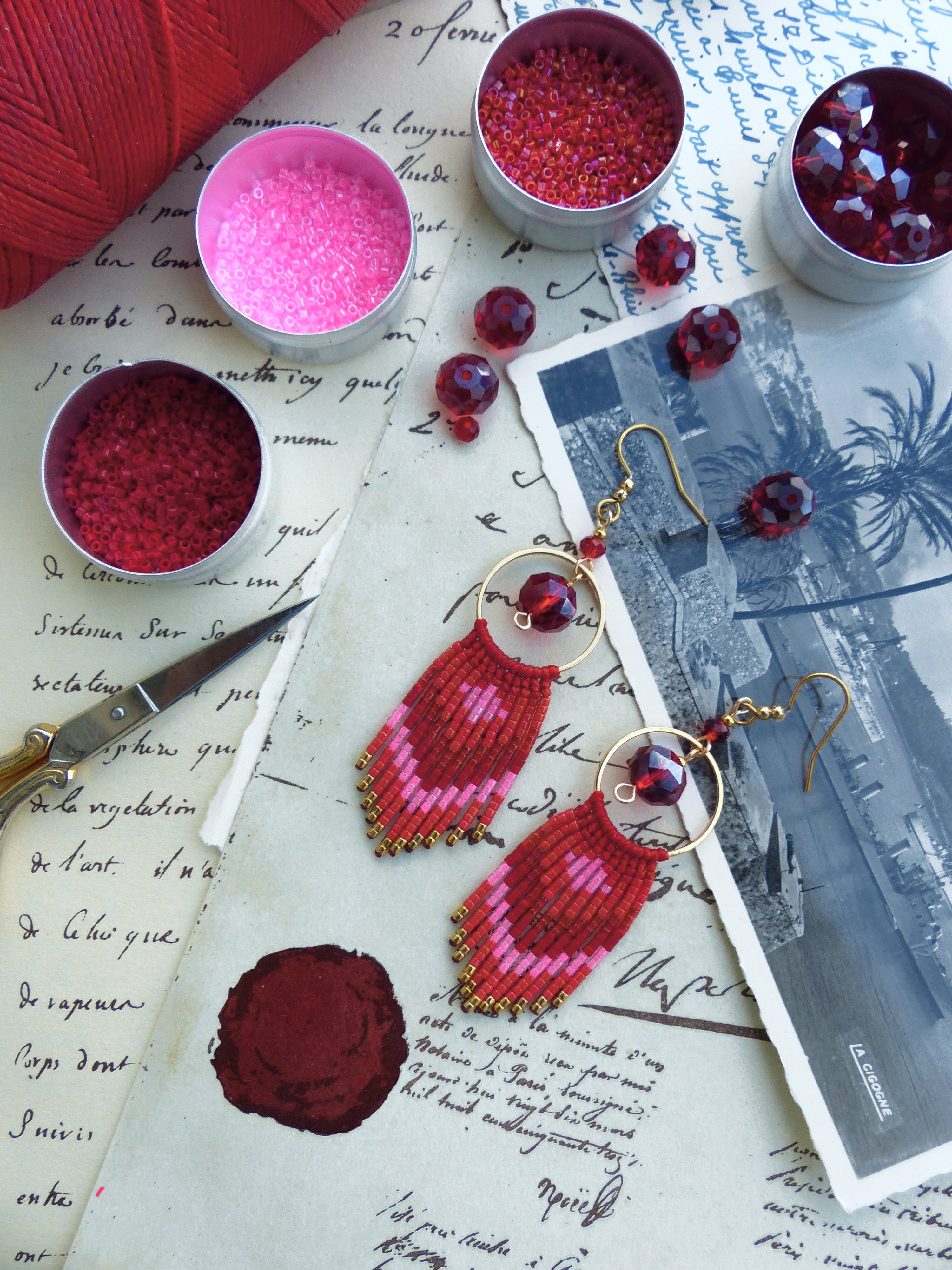 Longues boucles d'oreilles rouge rose et doré à franges perlées - Bijoux d'artisan fait main style french bohème avec une touche rétro vintage