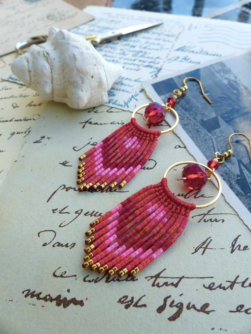 Longues boucles d'oreilles rouge rose et doré à franges perlées - Bijoux d'artisan fait main style french bohème avec une touche rétro vintage