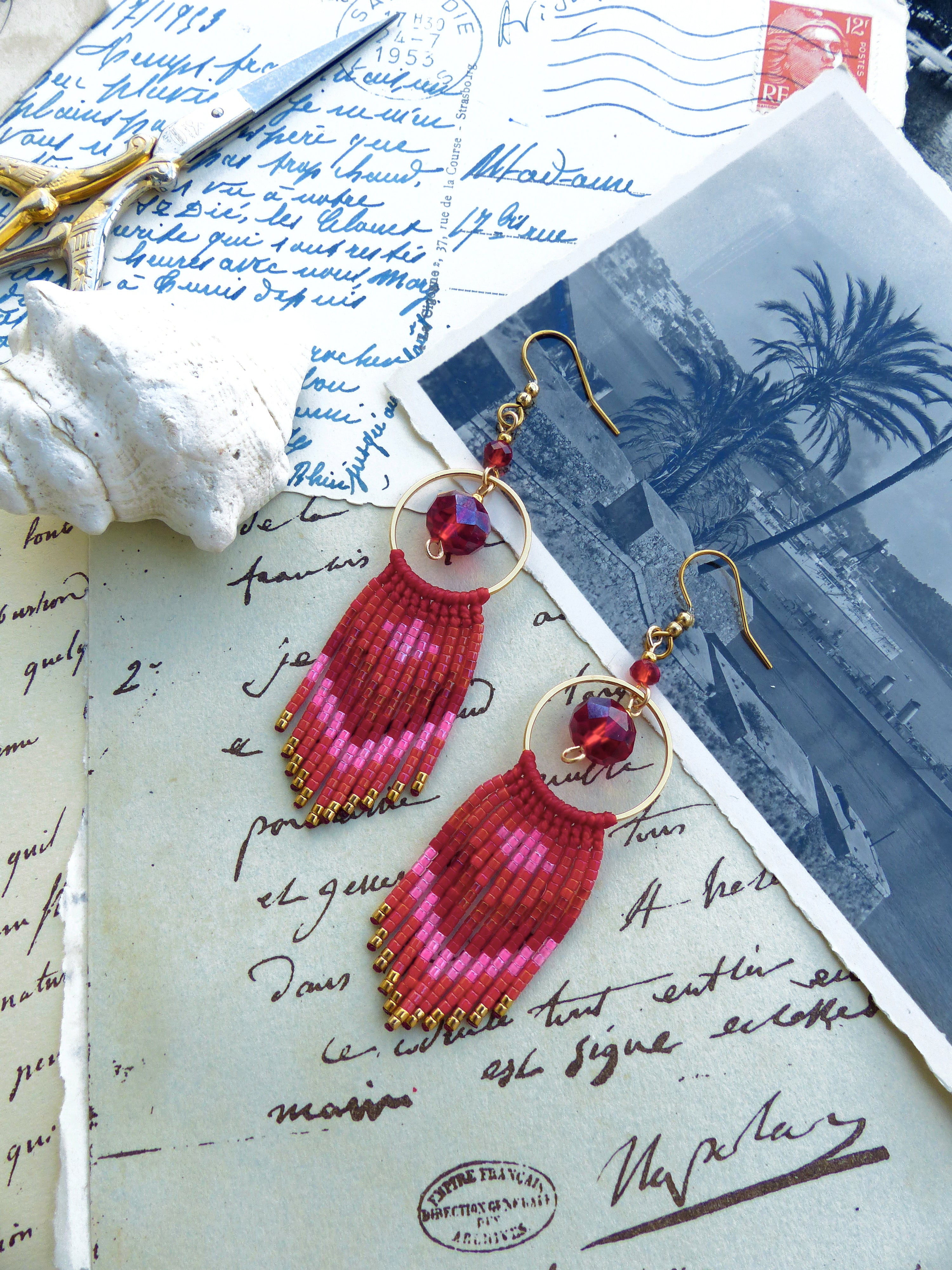 Longues boucles d'oreilles rouge rose et doré à franges perlées - Bijoux d'artisan fait main style french bohème avec une touche rétro vintage