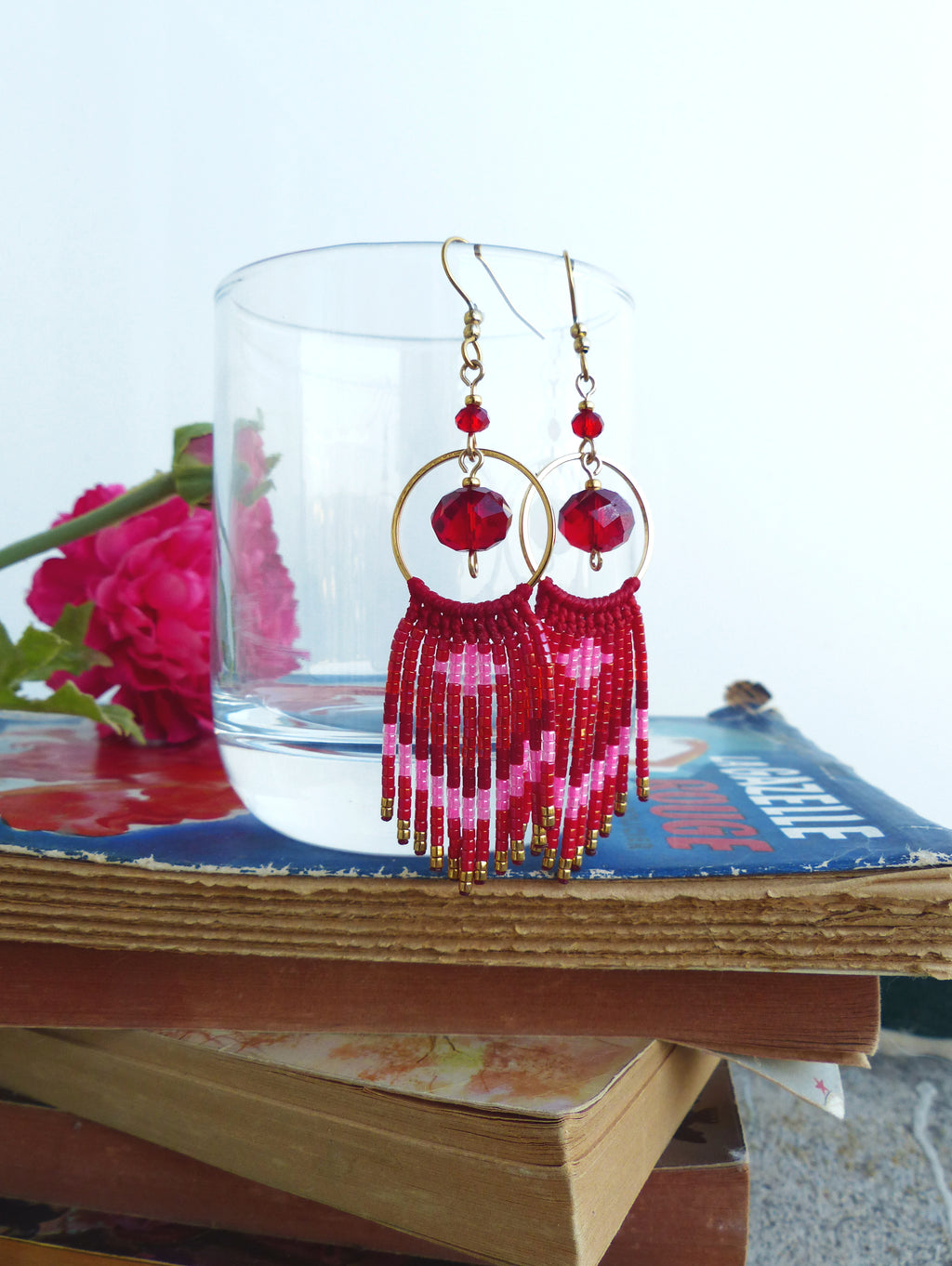 Longues boucles d'oreilles rouge rose et doré à franges perlées - Bijoux d'artisan fait main style french bohème avec une touche rétro vintage