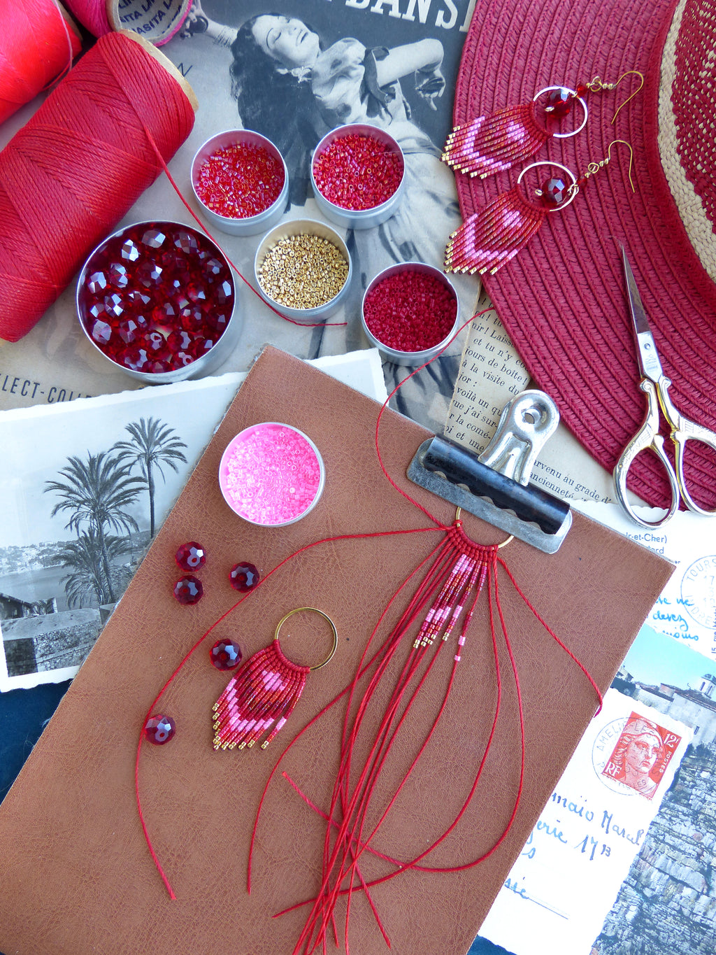 Longues boucles d'oreilles rouge rose et doré à franges perlées - Bijoux d'artisan fait main style french bohème avec une touche rétro vintage
