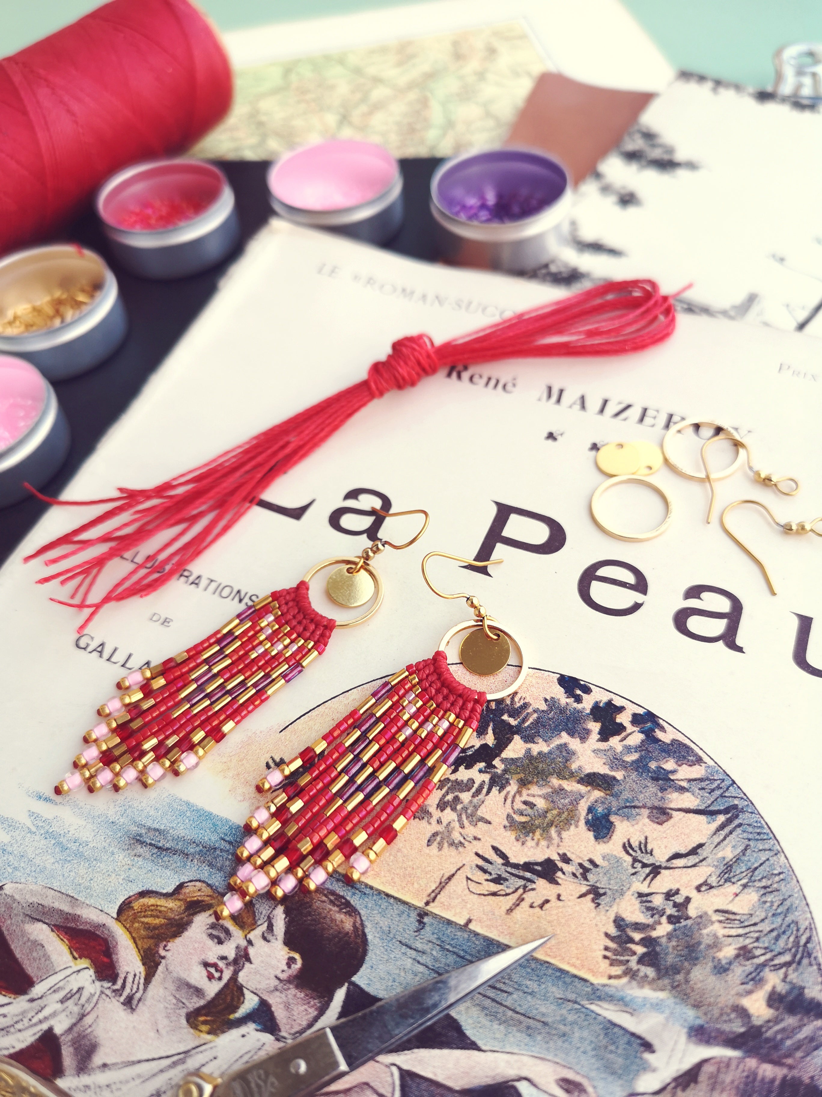 Mini boucles d'oreilles à franges perlées rouge rose violet couleurs fruits des bois - Bijoux bohème fait main - Inspiration french riviera