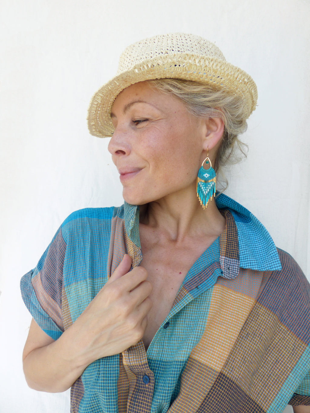 Longues boucles d’oreilles bleu lagon Caraïbes à franges bohèmes, Perlées à la main, Bijoux d'artisan français, French riviera côte d'Azur