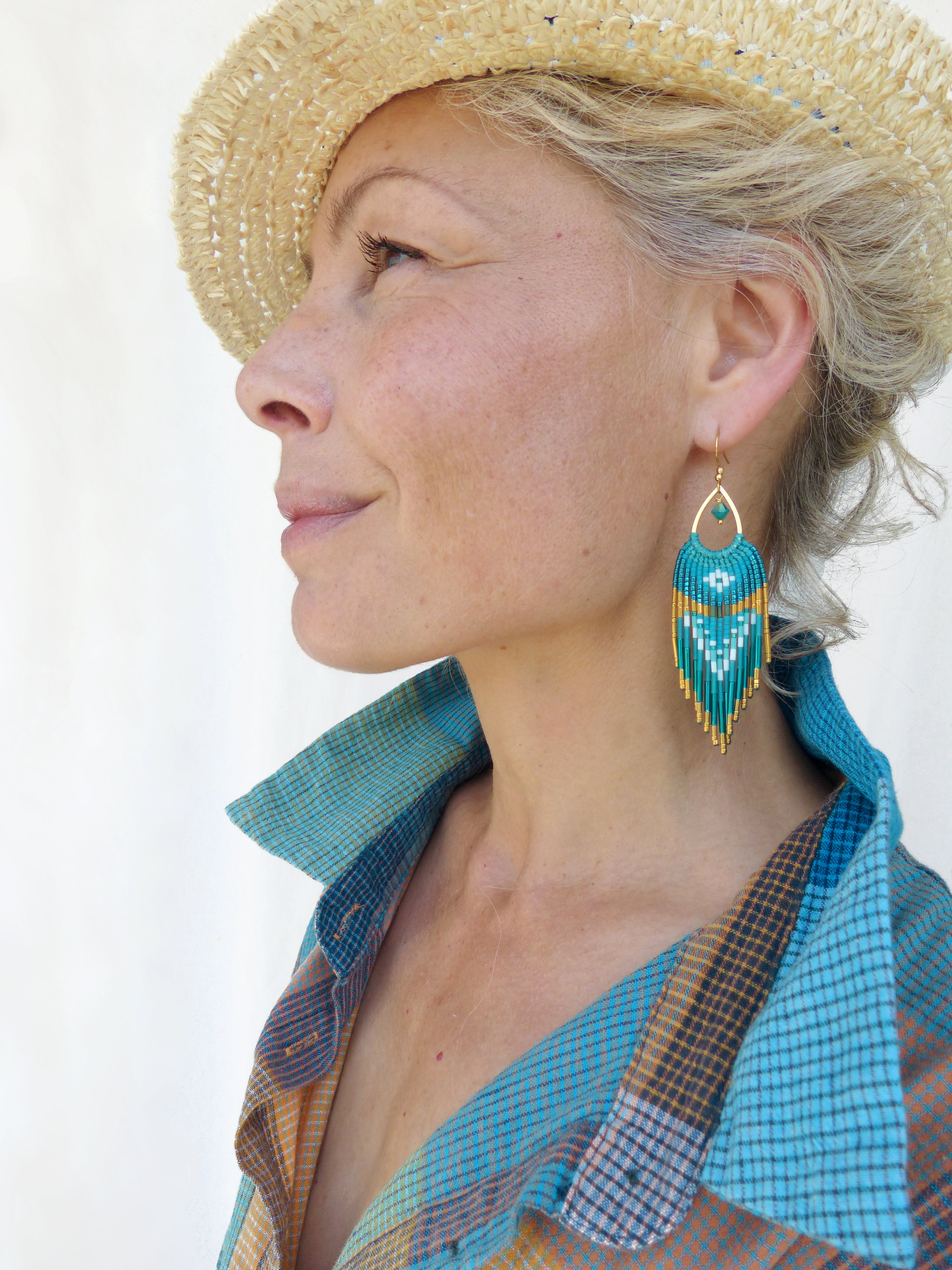 Longues boucles d’oreilles bleu lagon Caraïbes à franges bohèmes, Perlées à la main, Bijoux d'artisan français, French riviera côte d'Azur