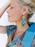 Longues boucles d’oreilles bleu lagon Caraïbes à franges bohèmes, Perlées à la main, Bijoux d'artisan français, French riviera côte d'Azur