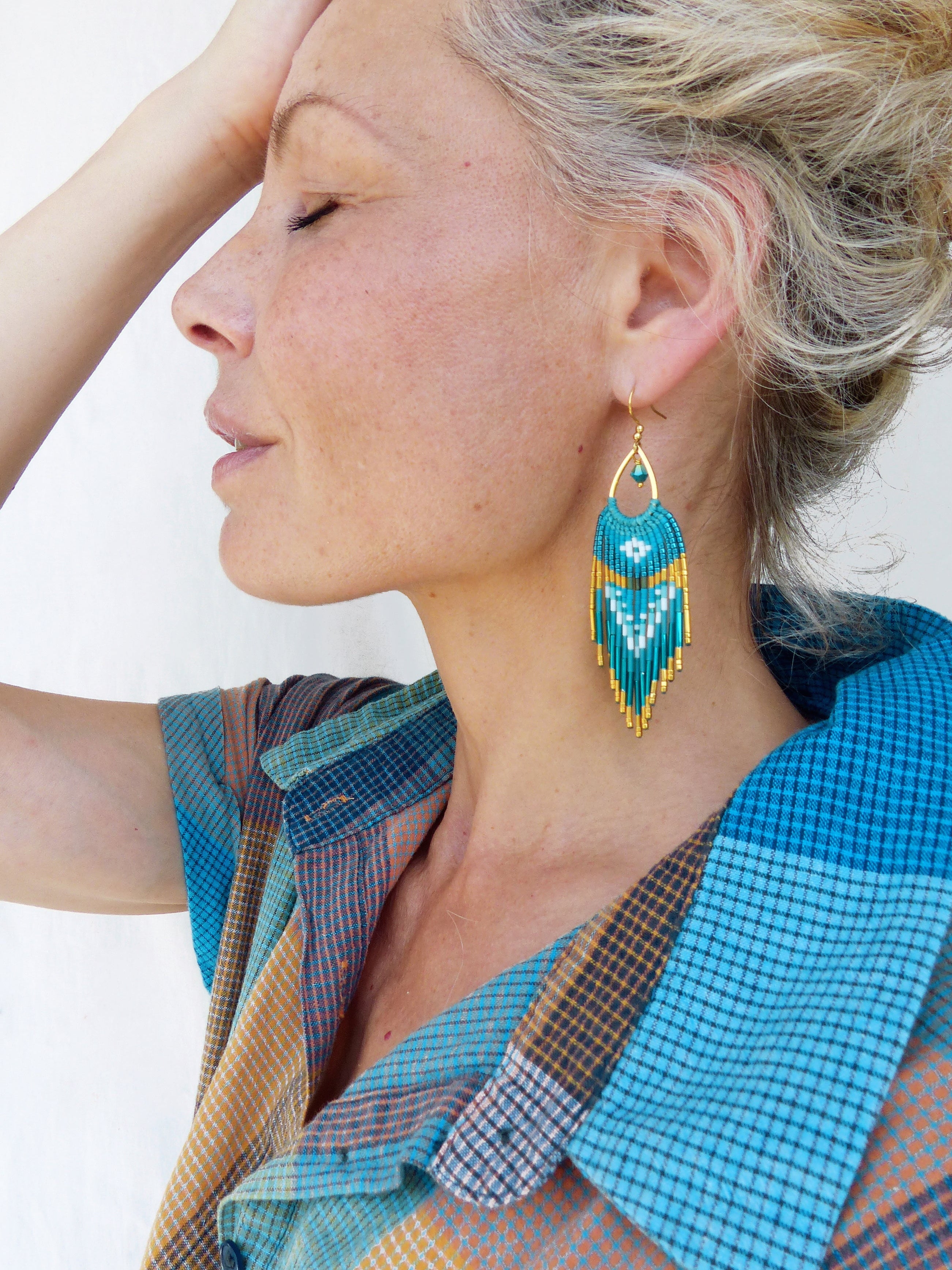Longues boucles d’oreilles bleu lagon Caraïbes à franges bohèmes, Perlées à la main, Bijoux d'artisan français, French riviera côte d'Azur