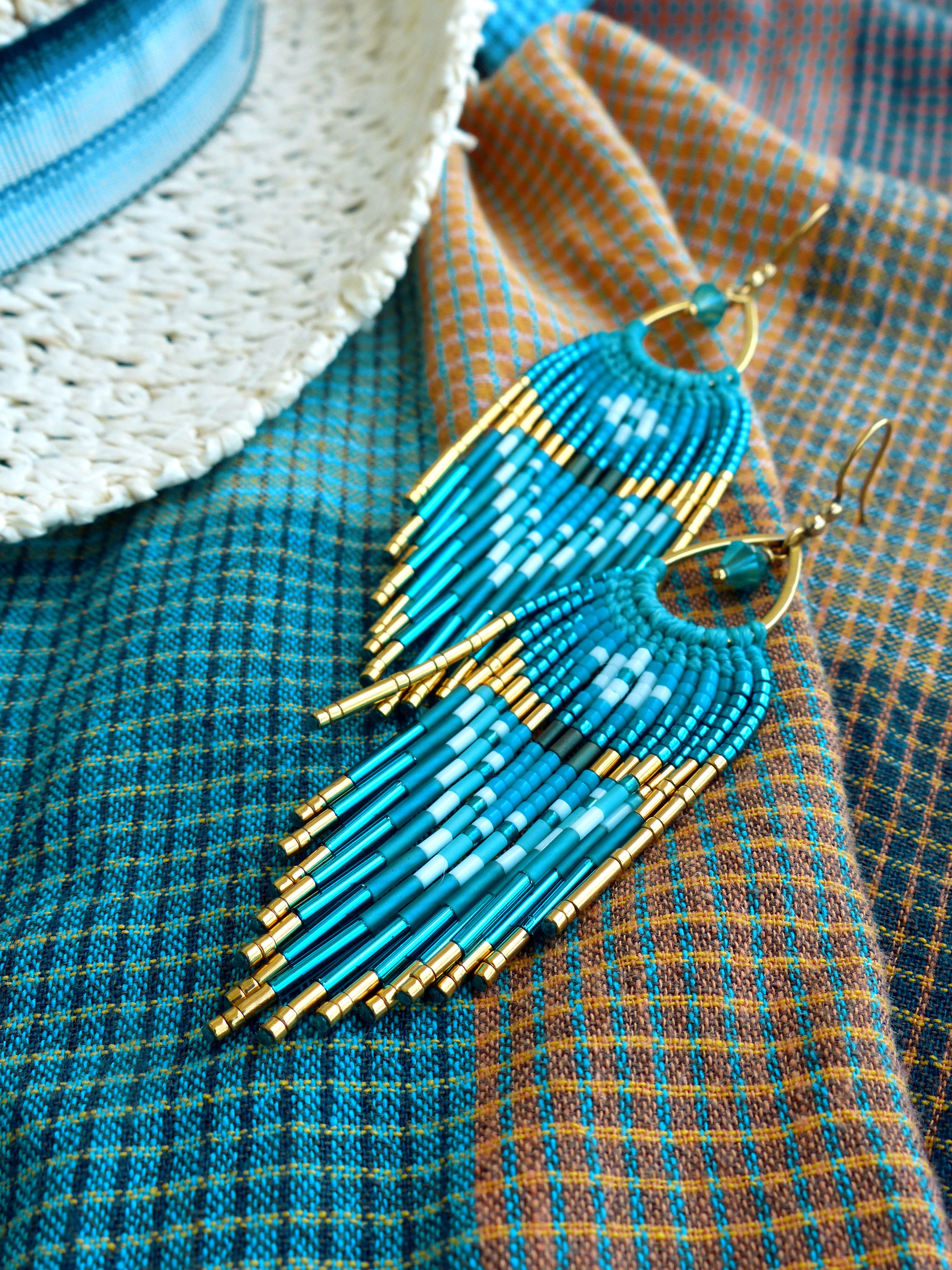 Longues boucles d’oreilles bleu lagon Caraïbes à franges bohèmes, Perlées à la main, Bijoux d'artisan français, French riviera côte d'Azur