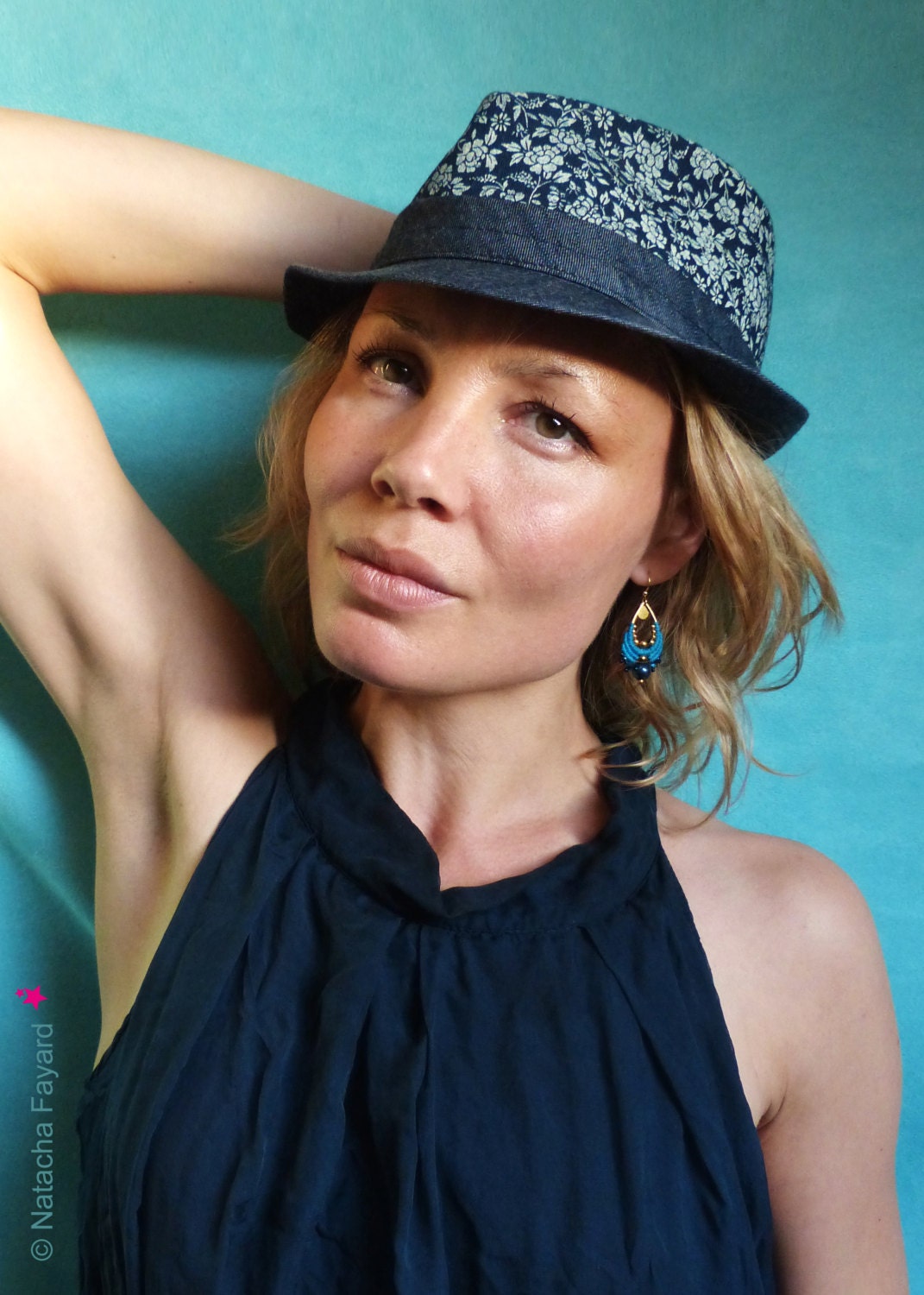 Boucles d'oreilles gouttes en macramé turquoise foncé bleu nuit et doré