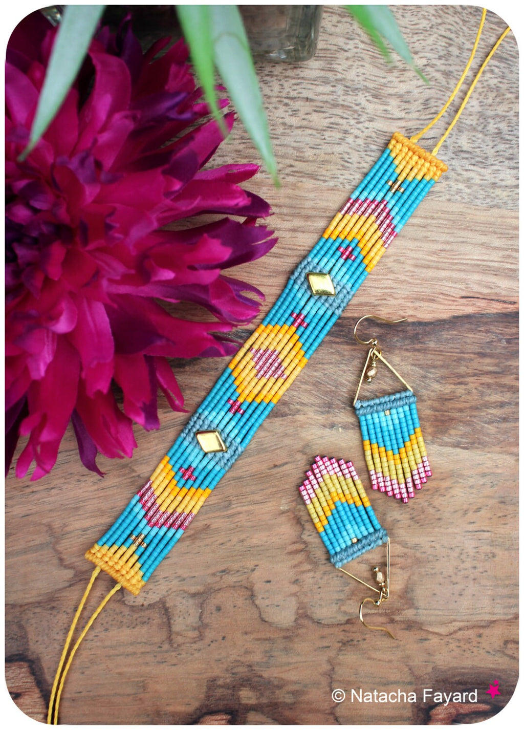 Peut inclure: Un ensemble de bijoux en perles turquoise, jaune et rose avec des accents dorés. L'ensemble comprend un long collier et une paire de boucles d'oreilles.