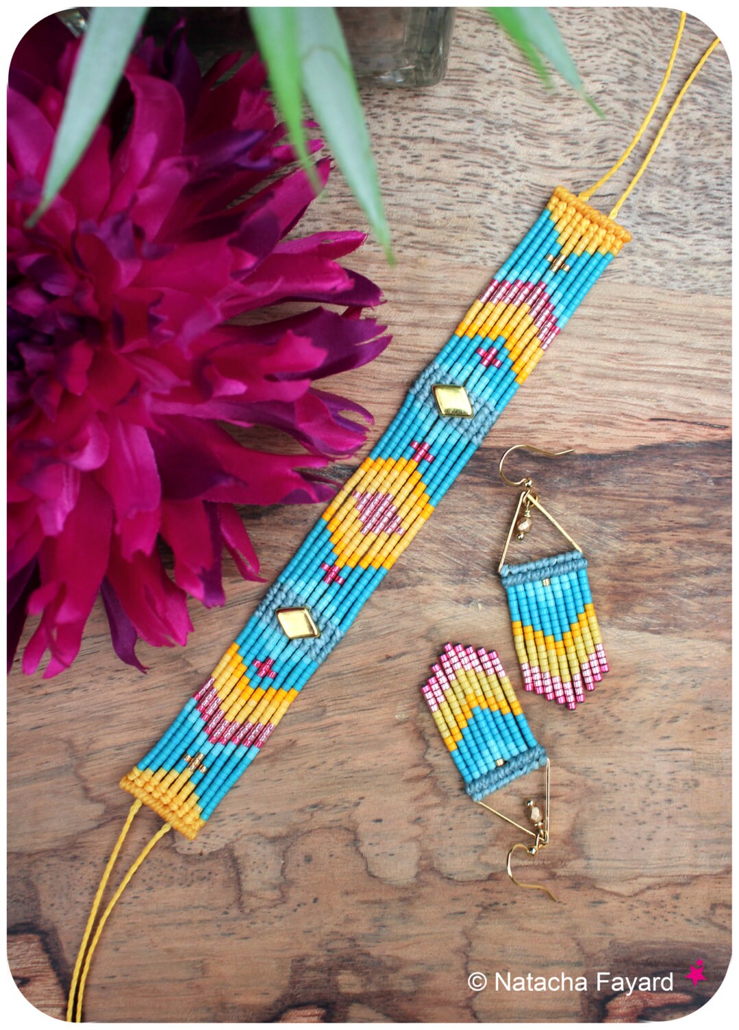 Peut inclure: Un ensemble de bijoux en perles turquoise, jaune et rose avec des accents dorés. L'ensemble comprend un long collier et une paire de boucles d'oreilles.