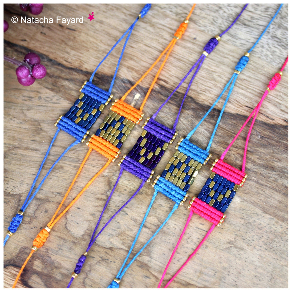 Peut inclure: Cinq bracelets d'amitié colorés avec des perles dorées et des fils bleus, violets, oranges, roses et turquoise.