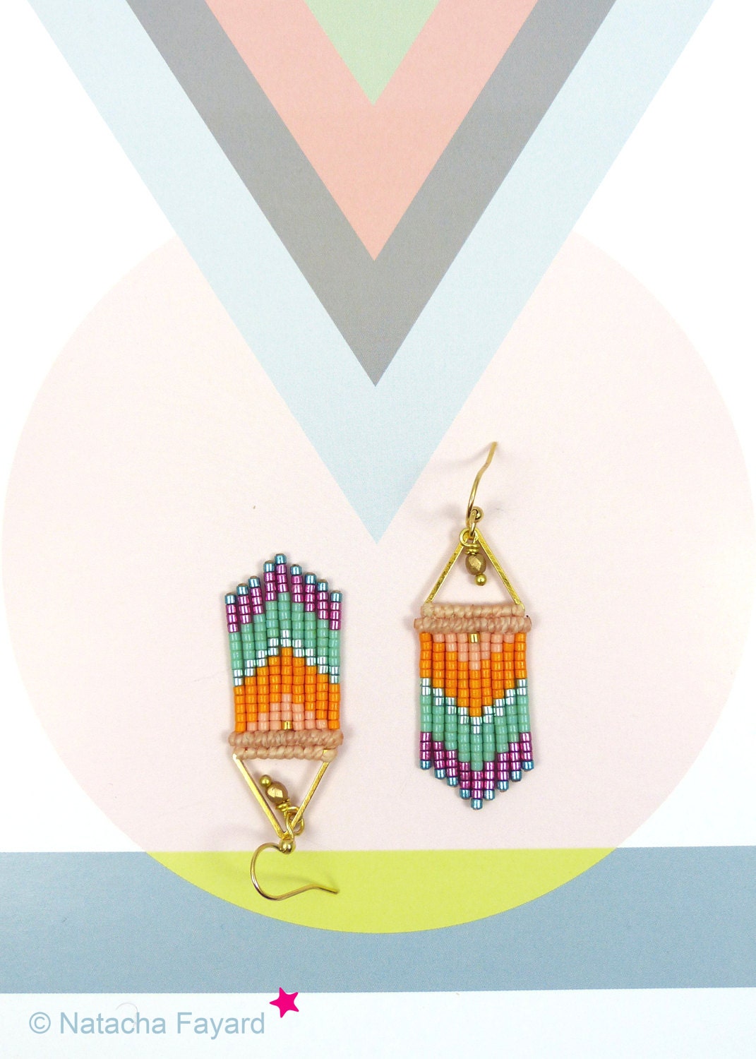 Peut inclure: Boucles d'oreilles perlées faites à la main avec un motif géométrique. Les boucles d'oreilles présentent une combinaison de perles turquoise, orange et violettes, suspendues à des triangles en métal doré. Le design est inspiré d'un motif en chevrons.