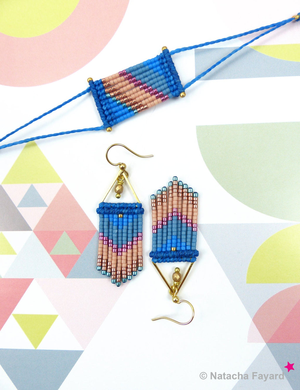 Peut inclure: Une paire de boucles d'oreilles géométriques en perles avec un cadre triangulaire doré et un jeu de couleurs bleu, rose et cuivre. Les boucles d'oreilles sont suspendues à des crochets dorés.