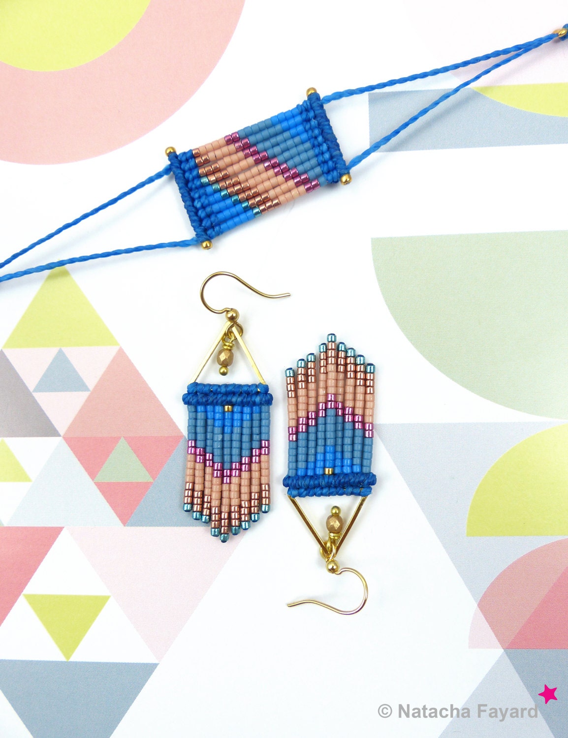 Peut inclure: Une paire de boucles d'oreilles géométriques en perles avec un cadre triangulaire doré et un jeu de couleurs bleu, rose et cuivre. Les boucles d'oreilles sont suspendues à des crochets dorés.