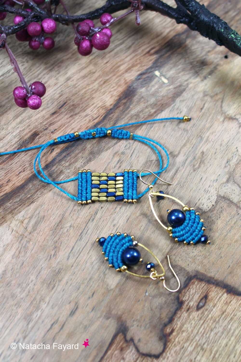 Peut inclure: Un ensemble de bijoux en macramé bleu turquoise et or avec des perles bleu foncé. L'ensemble comprend un bracelet et une paire de boucles d'oreilles.