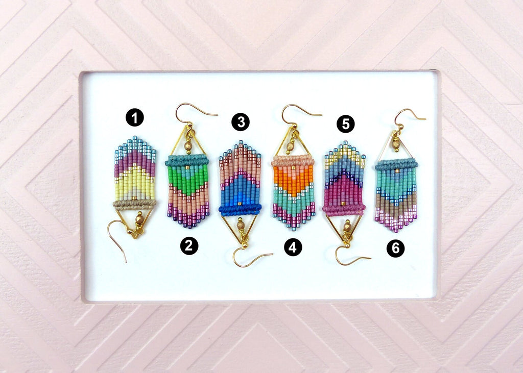 Peut inclure: Six paires de boucles d'oreilles en perles colorées avec des motifs géométriques. Chaque paire est numérotée de 1 à 6.