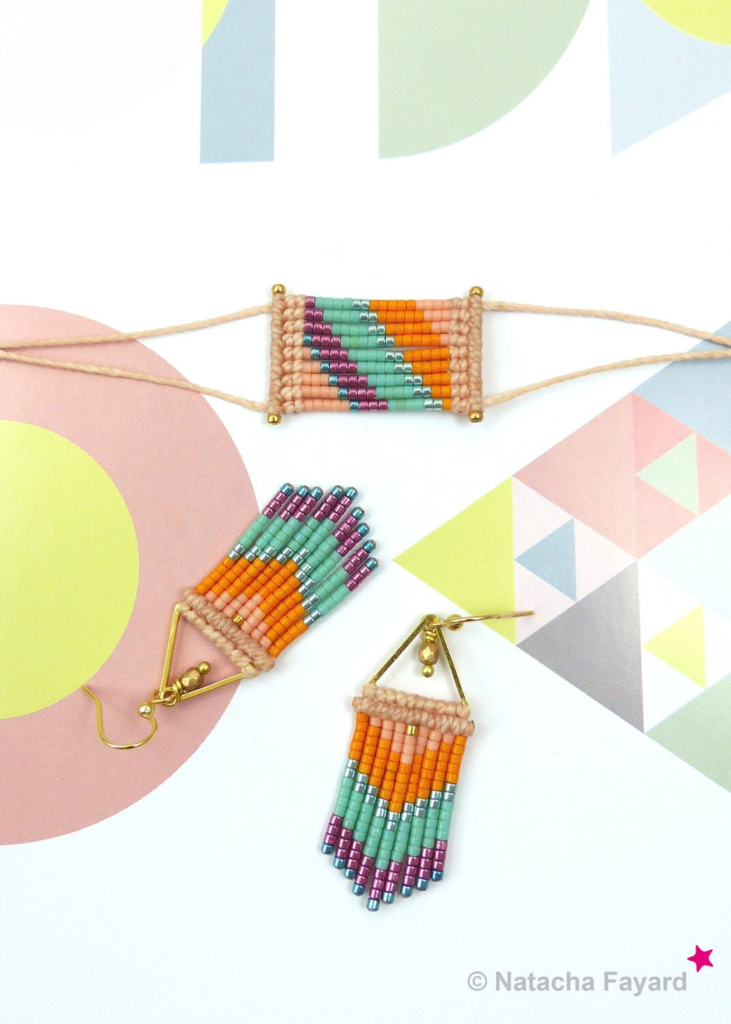 Peut inclure: Un ensemble de bijoux perlés comprenant un collier et deux paires de boucles d'oreilles. Les bijoux présentent un motif géométrique avec des perles orange, turquoise, roses et violettes. Les boucles d'oreilles ont des accents métalliques dorés. Le collier est de style ras du cou.