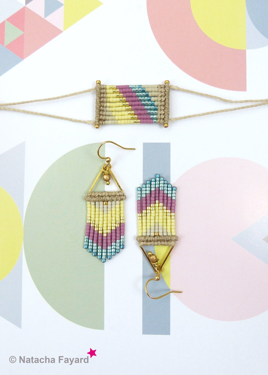 Peut inclure: Un ensemble de bijoux en perles comprenant un bracelet et une paire de boucles d'oreilles. Le bracelet et les boucles d'oreilles sont faits de perles beiges, jaunes, roses et bleues. Les boucles d'oreilles ont des pendentifs triangulaires dorés.