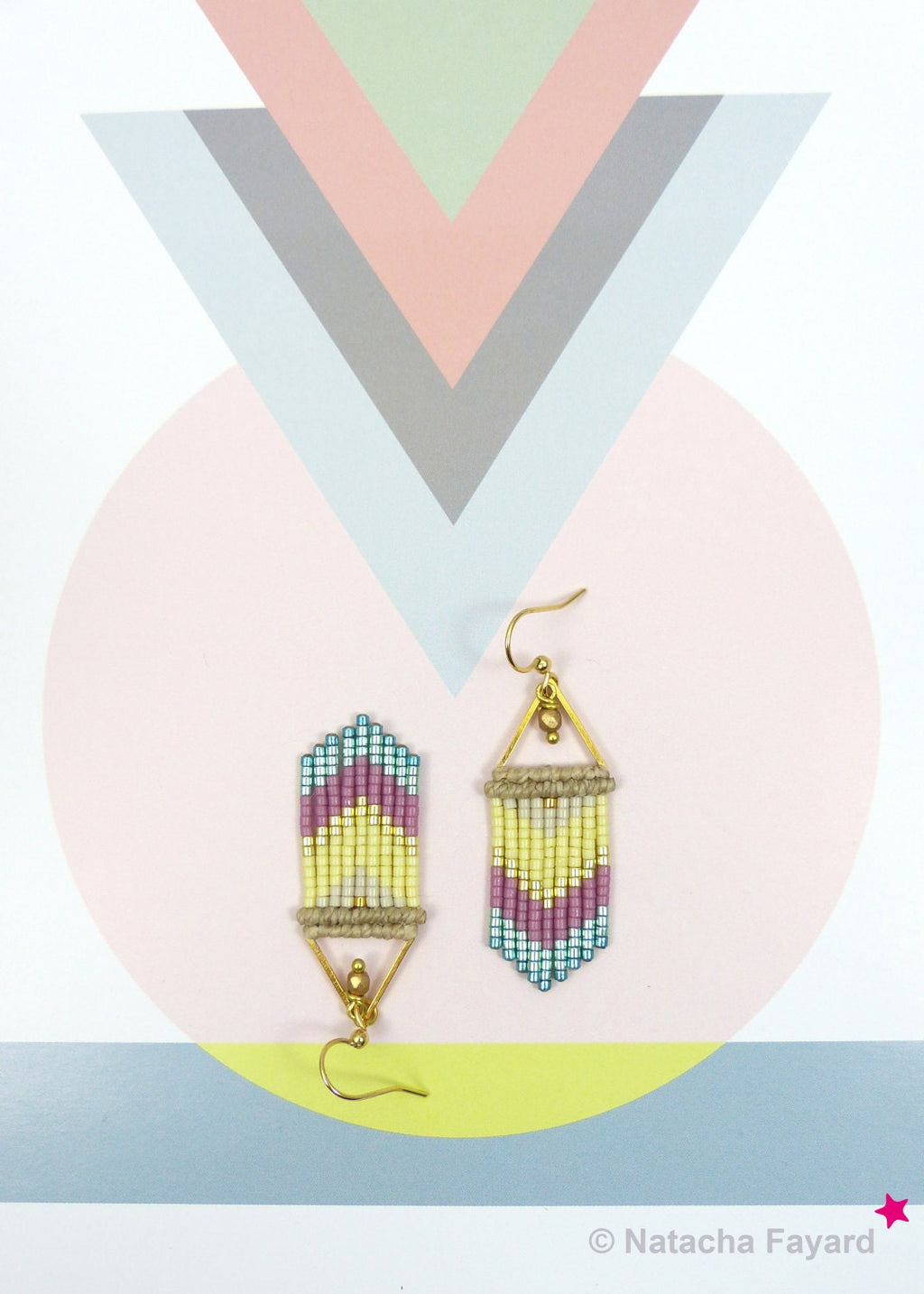 Peut inclure: Une paire de boucles d'oreilles géométriques dorées avec un motif en chevron composé de perles roses, jaunes et bleues. Les boucles d'oreilles sont suspendues à un triangle doré.