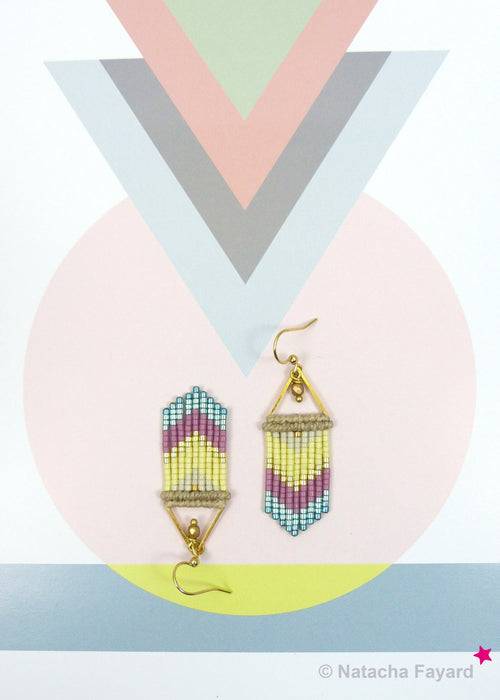 Peut inclure: Une paire de boucles d'oreilles géométriques dorées avec un motif en chevron composé de perles roses, jaunes et bleues. Les boucles d'oreilles sont suspendues à un triangle doré.