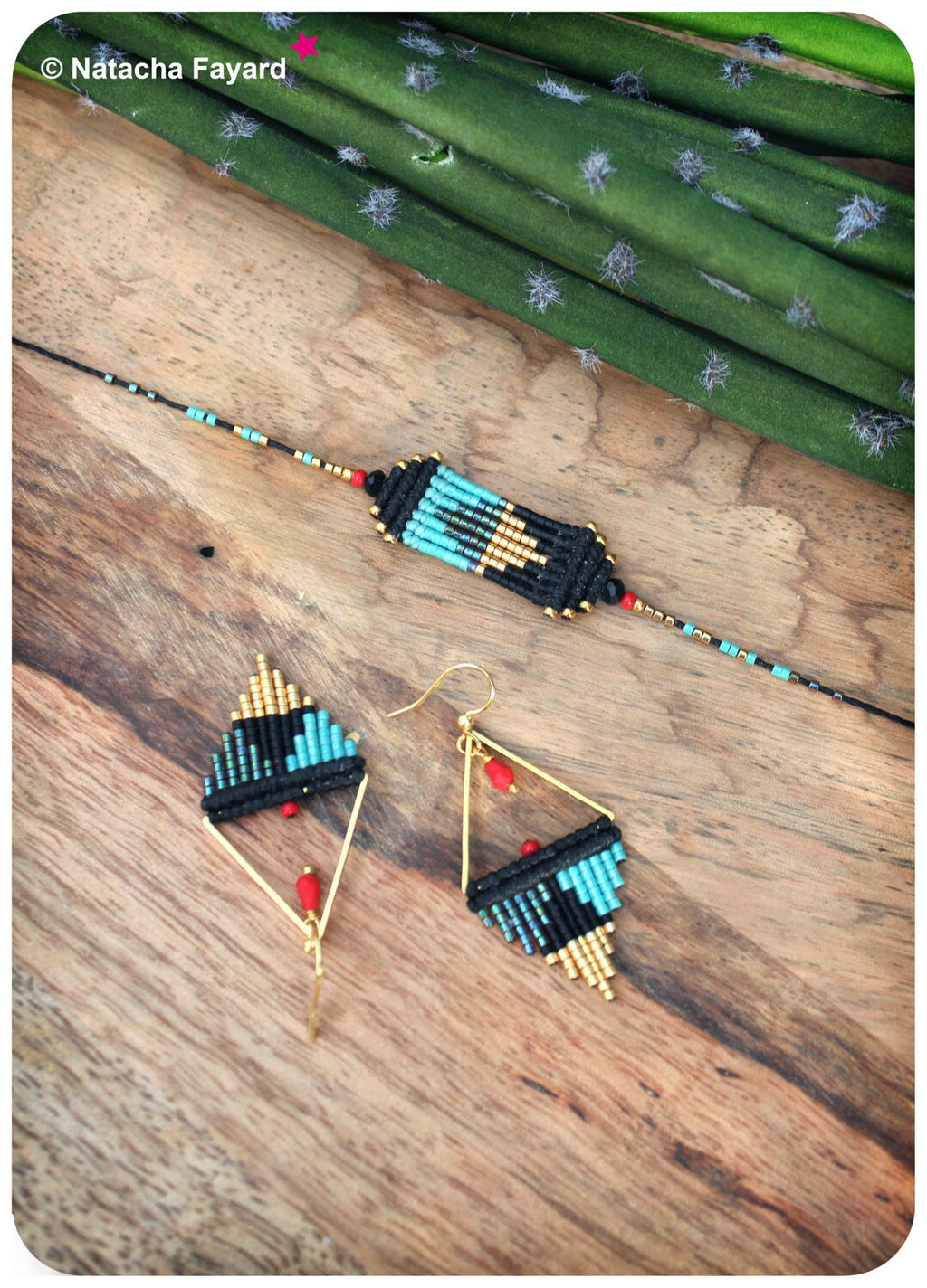 Peut inclure: Un ensemble de bijoux en perles noires, turquoise et dorées. L'ensemble comprend un bracelet et une paire de boucles d'oreilles. Le bracelet est une simple bande avec un motif géométrique. Les boucles d'oreilles sont de forme triangulaire et présentent un motif géométrique similaire. Les bijoux sont faits de petites perles et ont un style moderne et minimaliste.