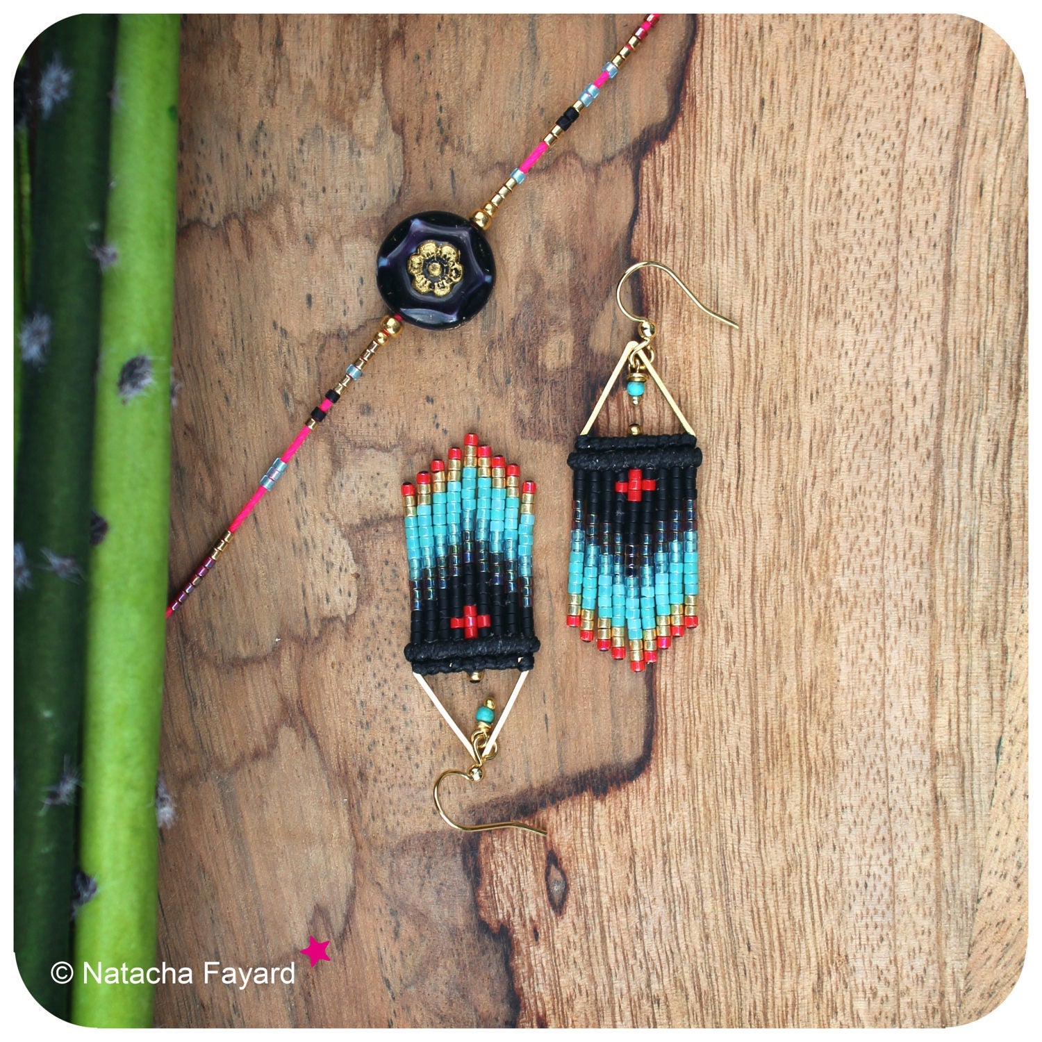 Peut inclure: Une paire de boucles d'oreilles pendantes avec des perles noires, turquoise et rouges. Les boucles d'oreilles sont en métal doré et ont un design géométrique.