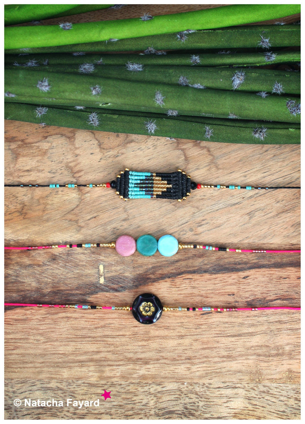 Peut inclure: Trois bracelets en perles avec des breloques différentes. Le bracelet du haut a un charme tissé noir et or. Le bracelet du milieu a trois perles rondes en rose, vert et bleu. Le bracelet du bas a un charme noir avec un motif de fleur dorée.