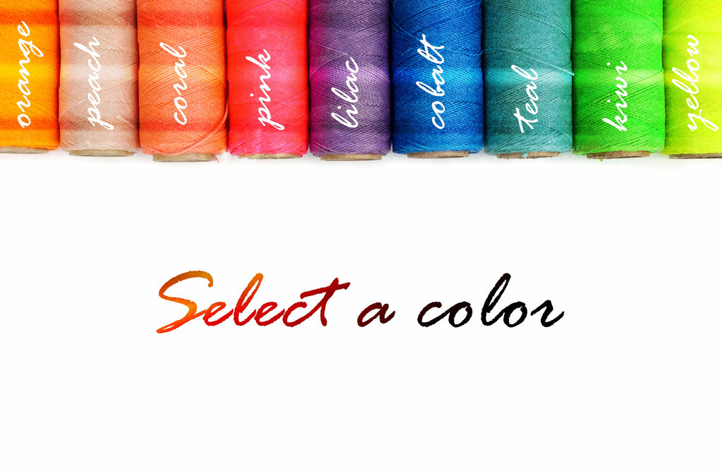 Peut inclure: Dix bobines de fil de différentes couleurs, dont orange, pêche, corail, rose, lilas, cobalt, sarcelle, kiwi et jaune. Les bobines sont disposées en arc-en-ciel. Le texte "Sélectionnez une couleur" est écrit sous les bobines.