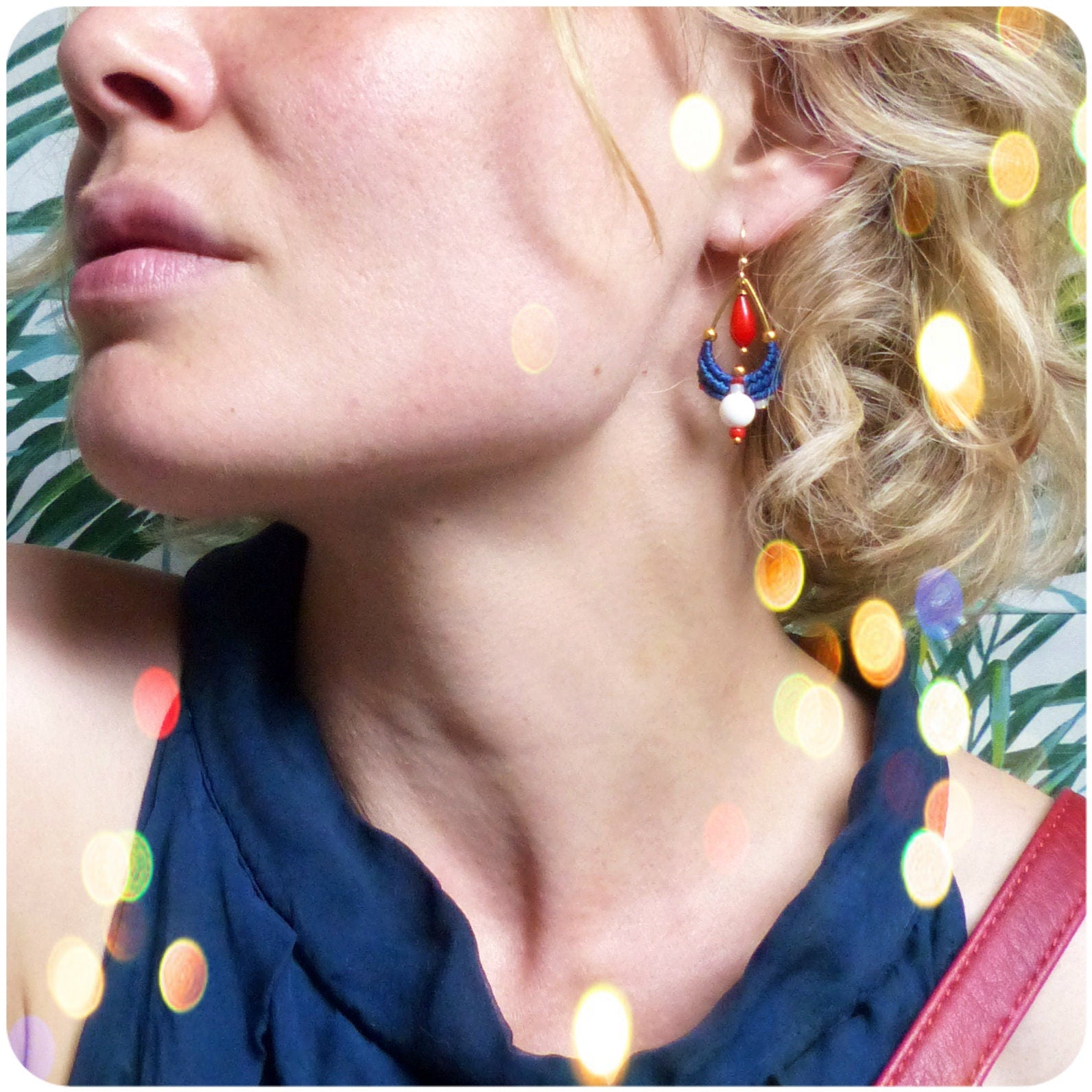 Peut inclure: Une paire de boucles d'oreilles pendantes bleues, rouges et blanches avec un sertissage doré. Les boucles d'oreilles présentent une perle rouge en forme de larme, une perle blanche et un croissant de lune bleu perlé.