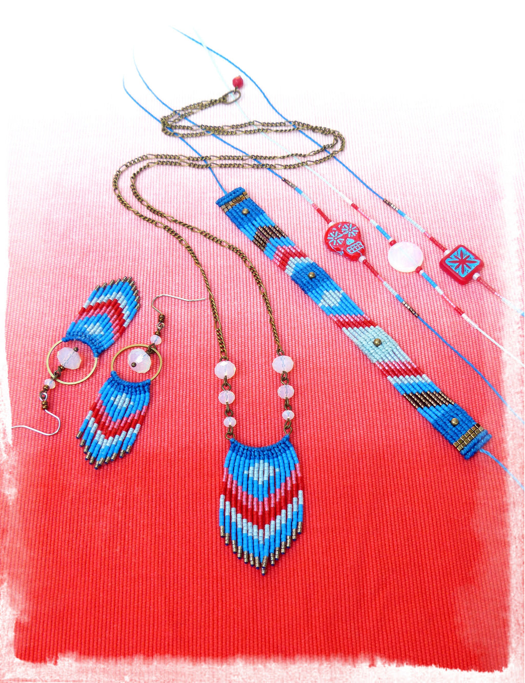 Peut inclure: Ensemble de bijoux perlés bleus, rouges et blancs. Il comprend un collier, des boucles d'oreilles et des bracelets. Le collier a un pendentif à franges. Les boucles d'oreilles ont un cercle et des franges perlées. Les bracelets ont divers motifs.
