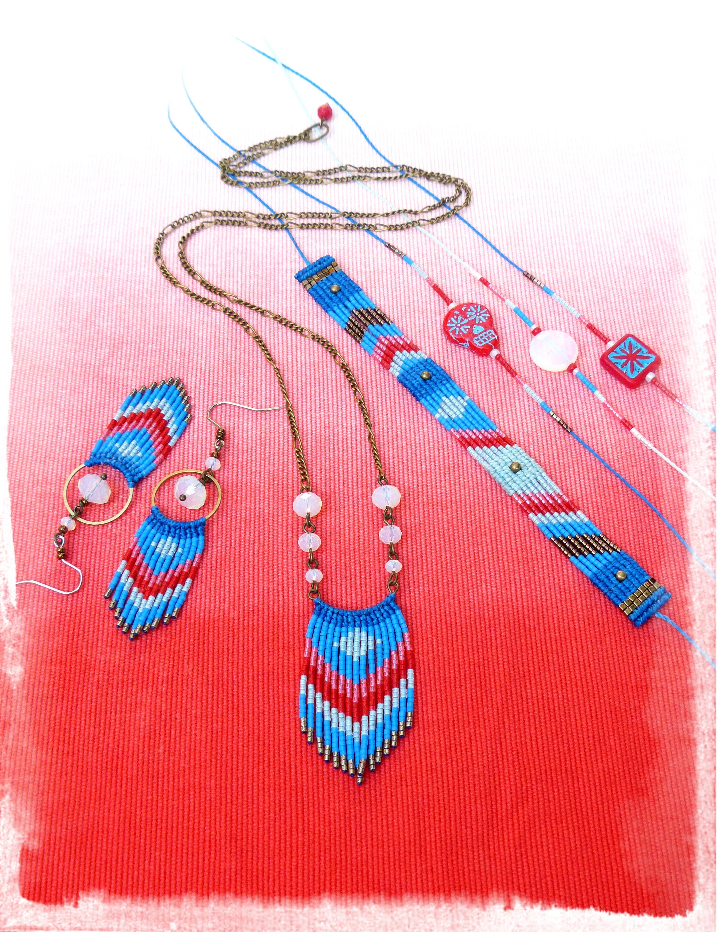 Peut inclure: Ensemble de bijoux perlés bleus, rouges et blancs. Il comprend un collier, des boucles d'oreilles et des bracelets. Le collier a un pendentif à franges. Les boucles d'oreilles ont un cercle et des franges perlées. Les bracelets ont divers motifs.