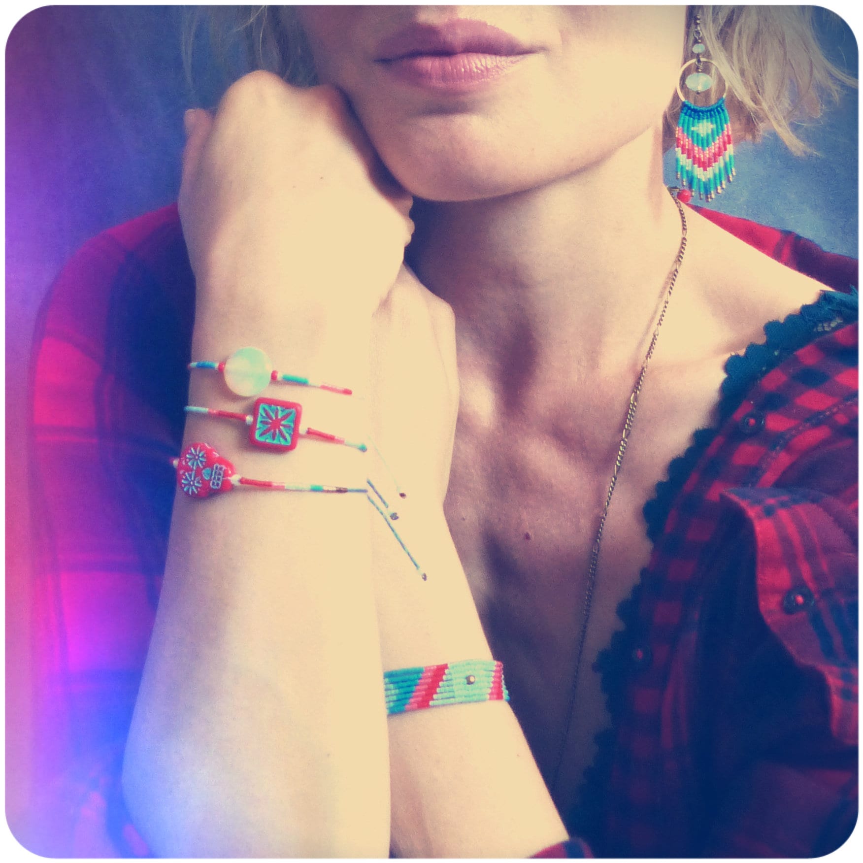 Peut inclure: Plusieurs bracelets colorés avec des motifs géométriques et des détails perlés. Les bracelets sont rouges, turquoise et blancs. L'image montre également une paire de boucles d'oreilles assorties avec un design à franges.