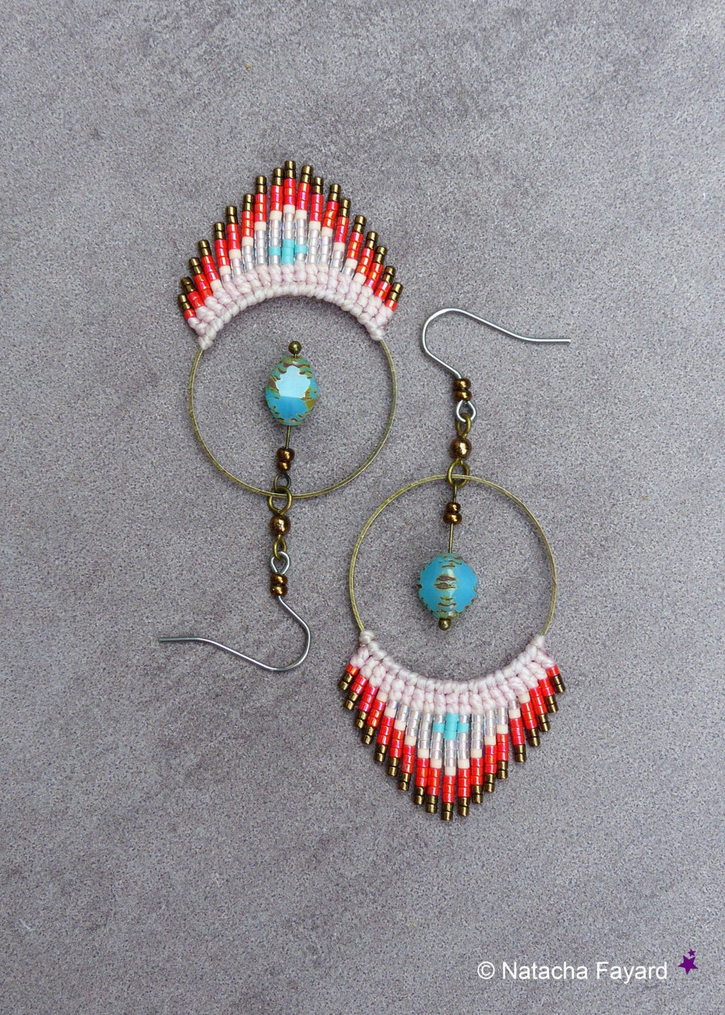 Peut inclure: Une paire de boucles d'oreilles créoles faites à la main avec une perle turquoise et une frange de perles rouges, blanches et dorées.