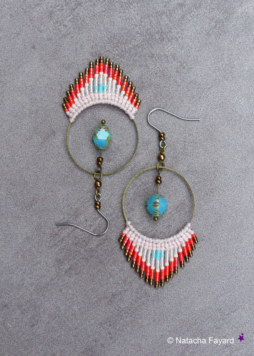 Peut inclure: Une paire de boucles d'oreilles créoles faites à la main avec une perle turquoise et une frange de perles rouges, blanches et dorées.