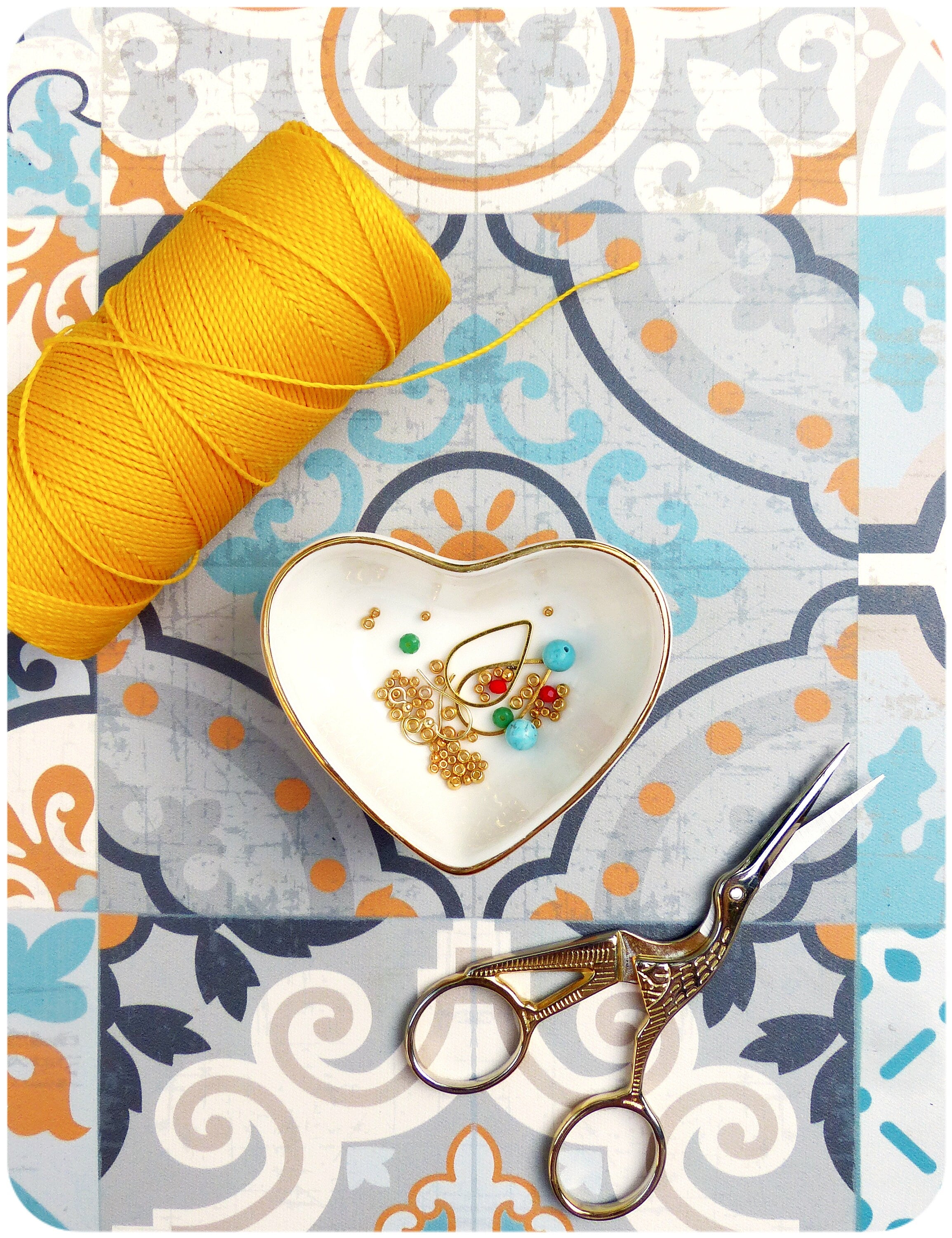 Boucles d'oreilles forme gouttes tissées en macramé jaune tournesol et turquoise