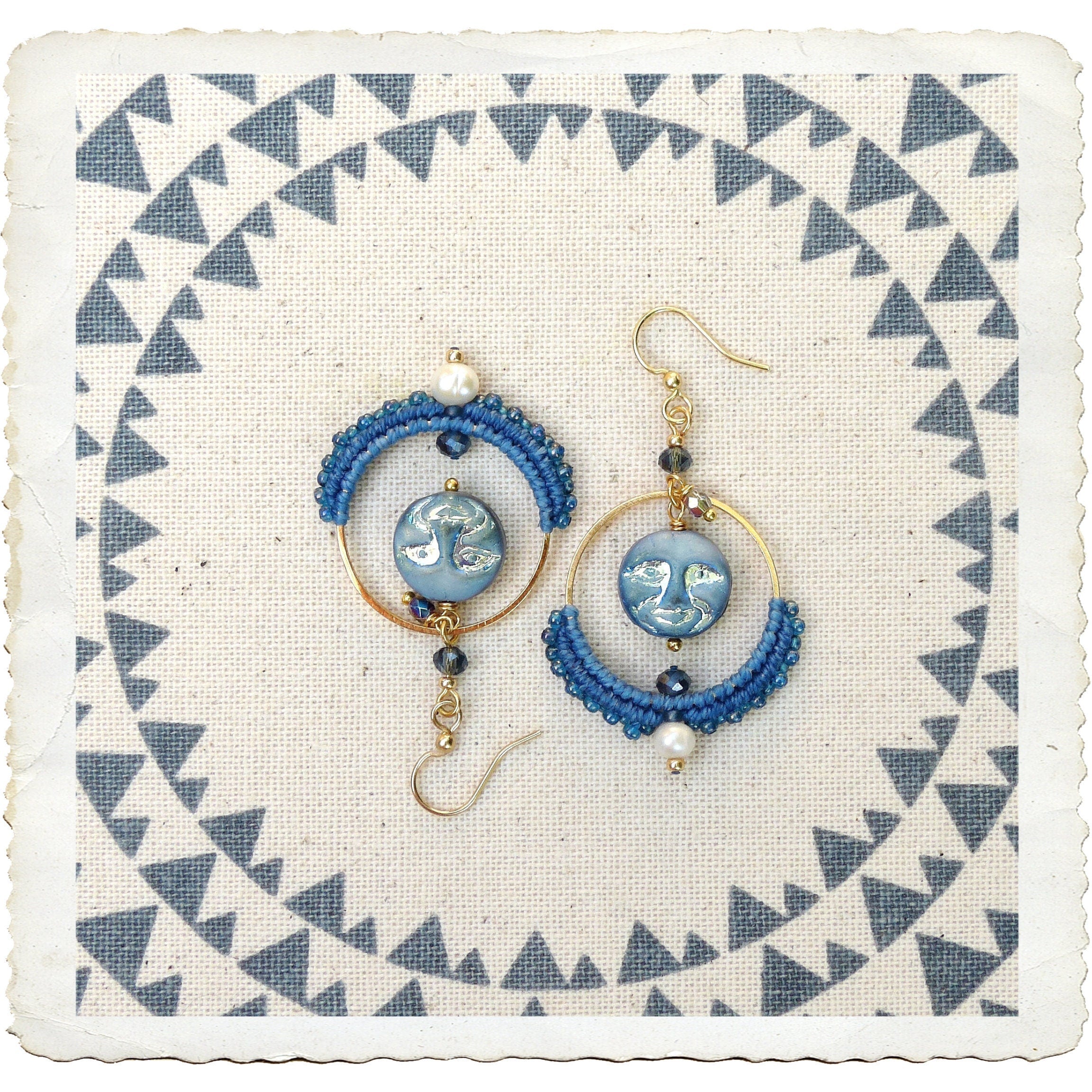 Peut inclure: Une paire de boucles d'oreilles bleues et dorées avec un charme en verre facetté et un accent de perle. Les boucles d'oreilles sont faites de macramé et ont un style bohème.