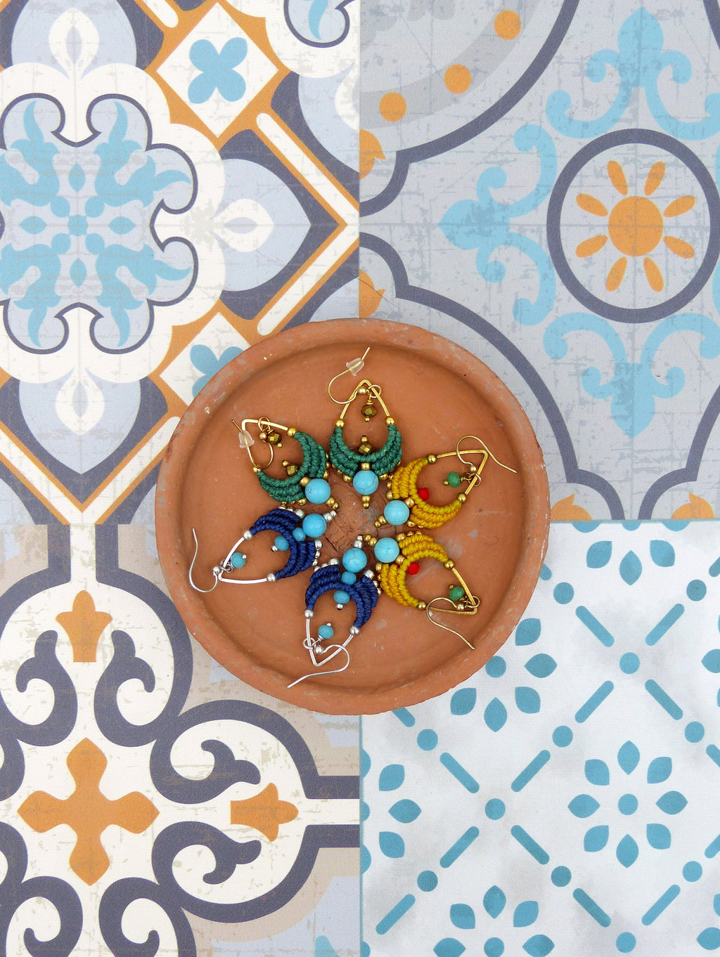 Boucles d'oreilles forme gouttes tissées en macramé jaune tournesol et turquoise