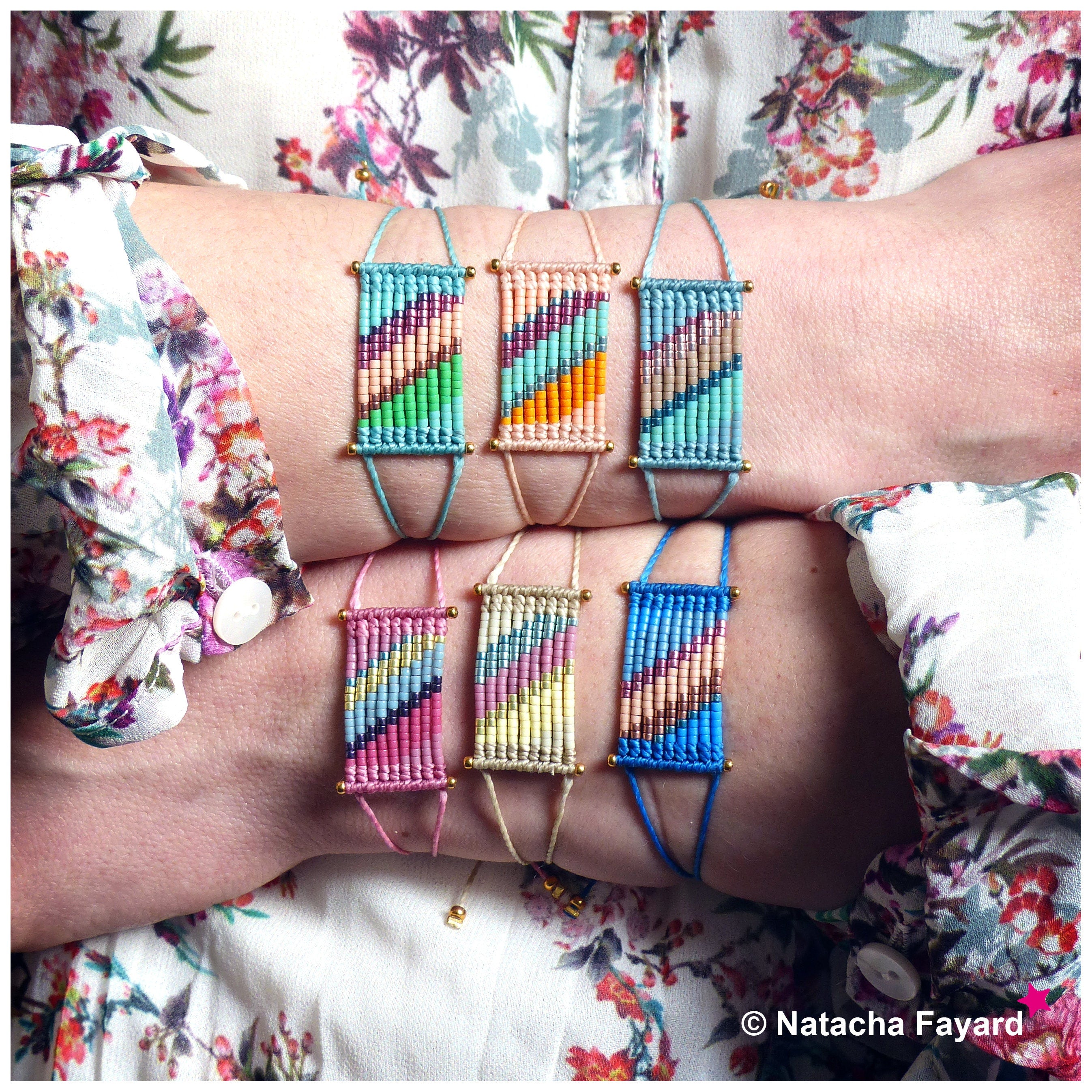 Peut inclure: Six bracelets en perles colorées avec des motifs géométriques. Les bracelets sont faits de petites perles dans des tons de bleu, rose, jaune, vert et orange. Les bracelets sont attachés avec des cordons fins et ont des accents dorés.