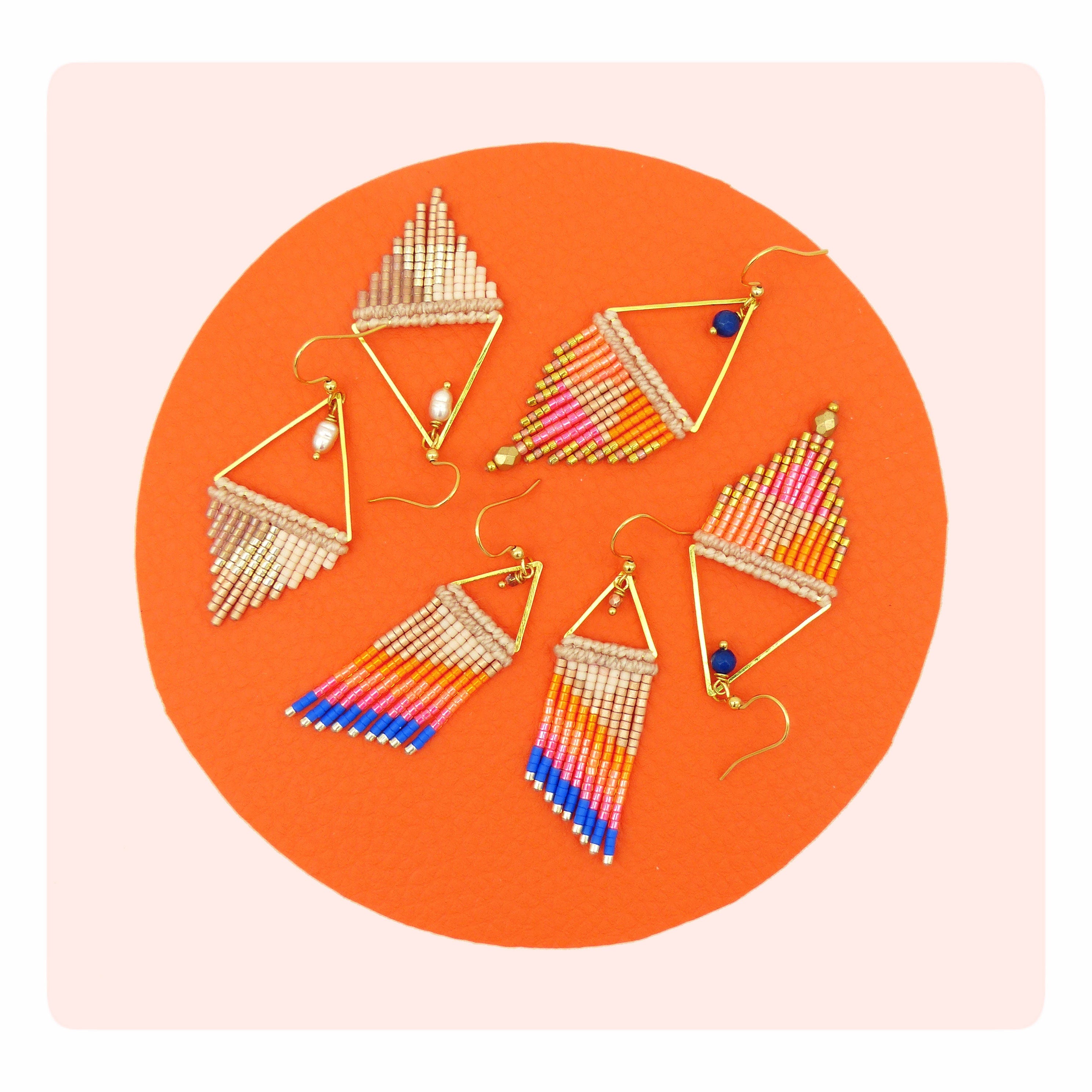 Peut inclure: Une collection de boucles d'oreilles faites à la main avec des motifs géométriques. Les boucles d'oreilles présentent des montures en métal doré et sont ornées de perles colorées dans les tons de rose, orange, bleu et beige. Certaines boucles d'oreilles ont des perles ou des accents de perles bleues.