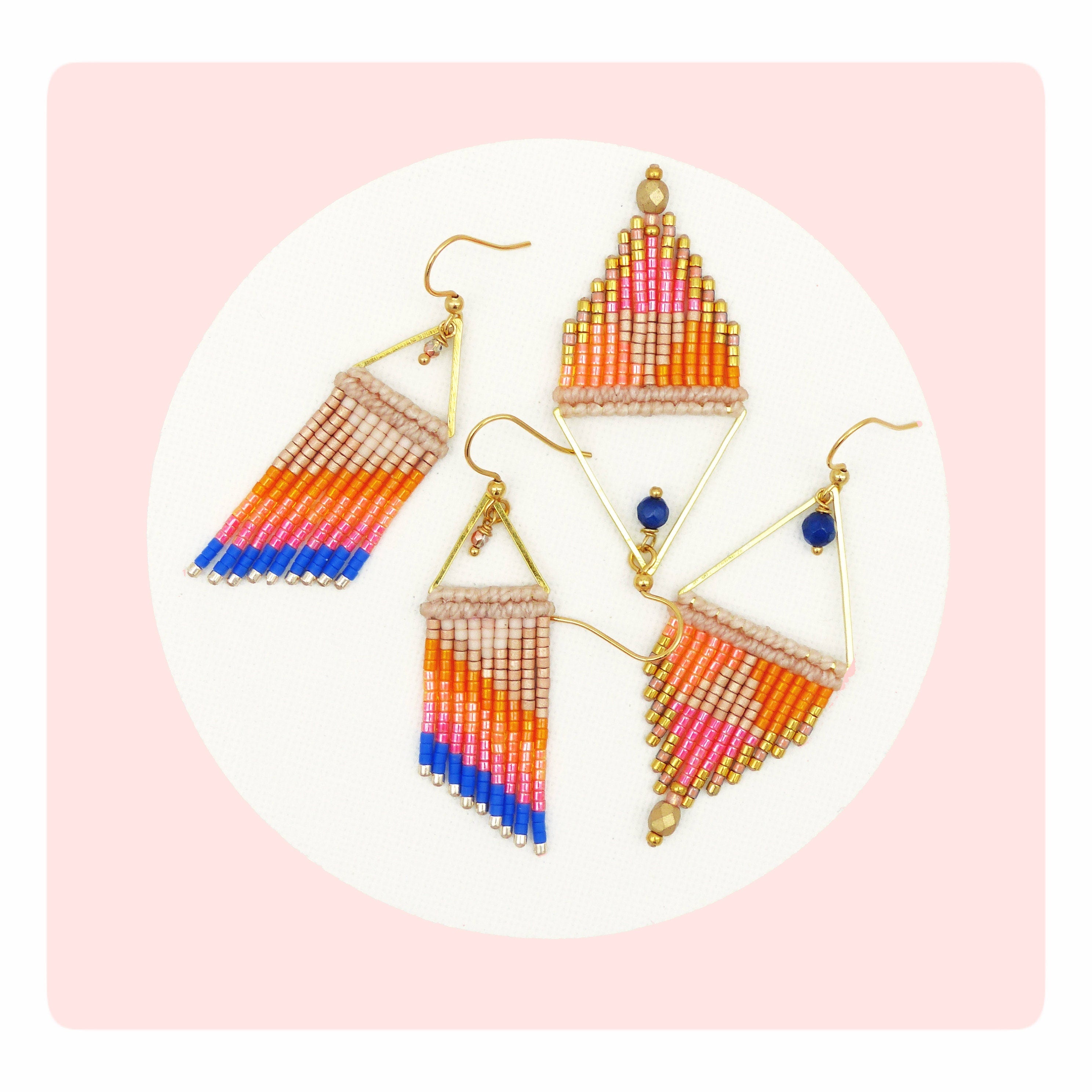 Peut inclure: Quatre paires de boucles d'oreilles en perles colorées. Les boucles d'oreilles présentent une forme triangulaire ou trapézoïdale avec des accents métalliques dorés et une frange de perles orange, roses, bleues et beiges. Elles sont présentées sur un fond circulaire blanc.