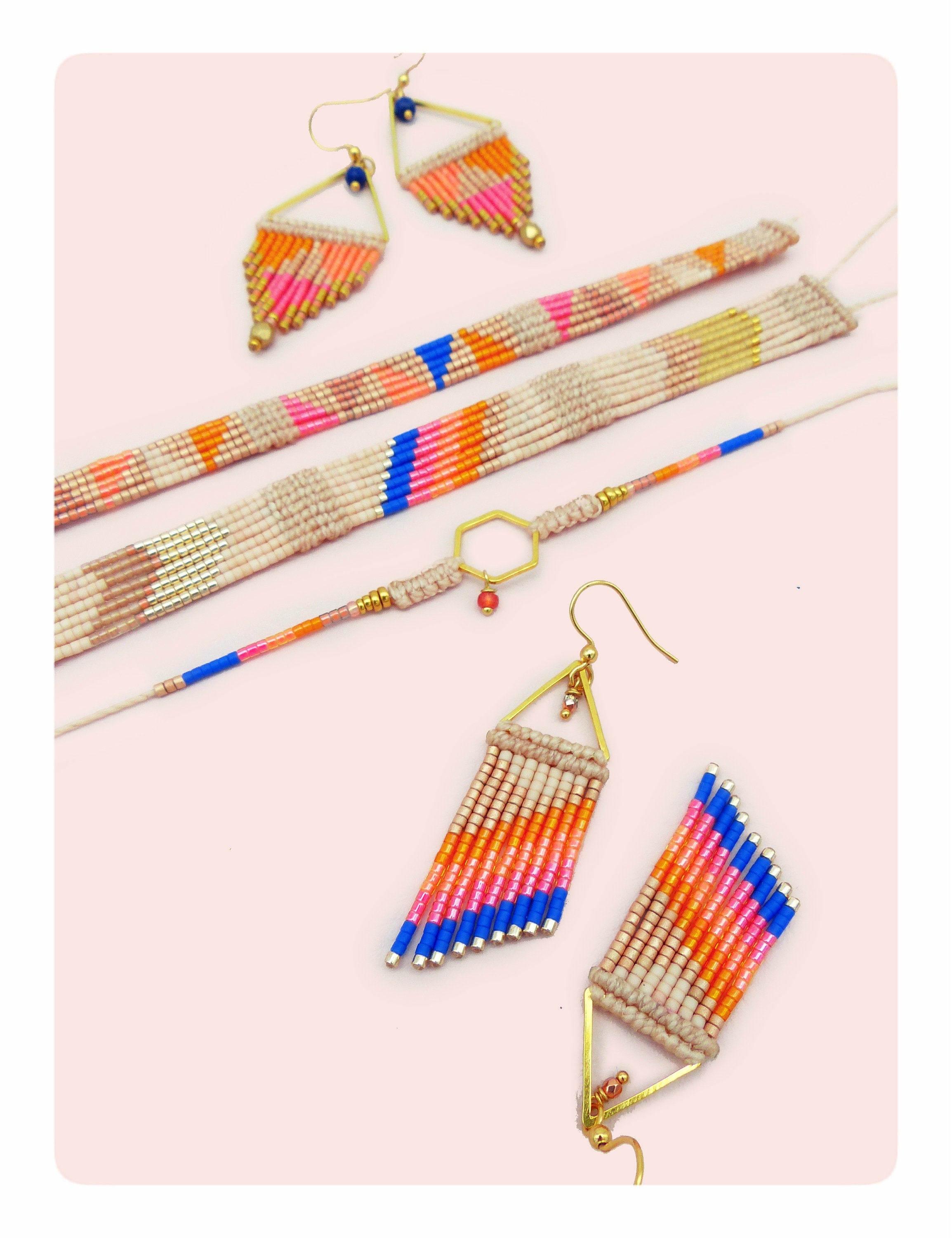 Peut inclure: Un ensemble de bijoux faits main comprenant une paire de boucles d'oreilles triangulaires avec une frange de perles colorées, un bracelet à motif géométrique et un bracelet plus petit avec un charme hexagonal. Les bijoux sont faits avec une combinaison de perles beige, orange, rose et bleu.