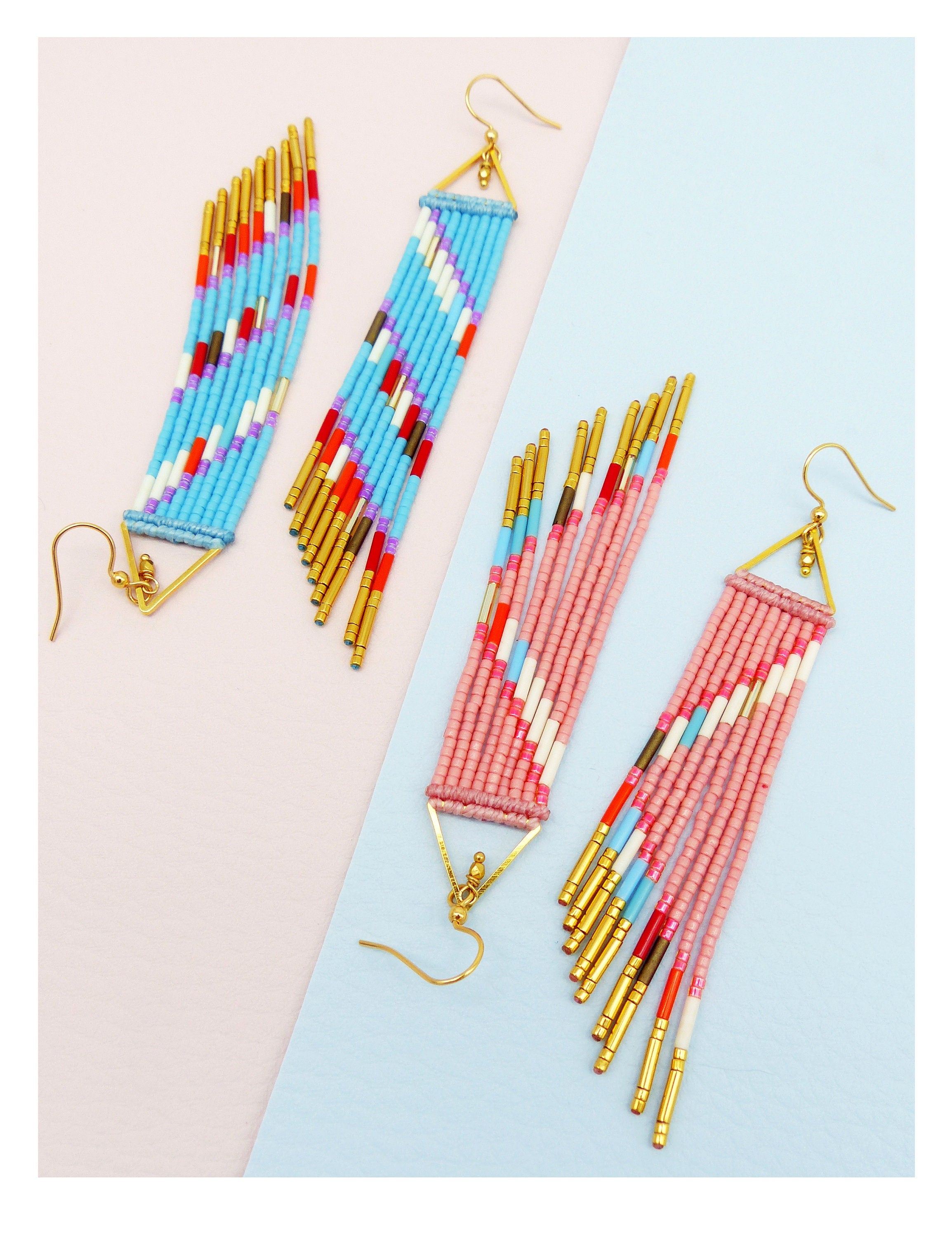Peut inclure: Une paire de longues boucles d'oreilles en perles avec un motif géométrique. Les boucles d'oreilles sont faites de perles colorées et d'accents en métal doré. Une paire est bleue et l'autre est rose.