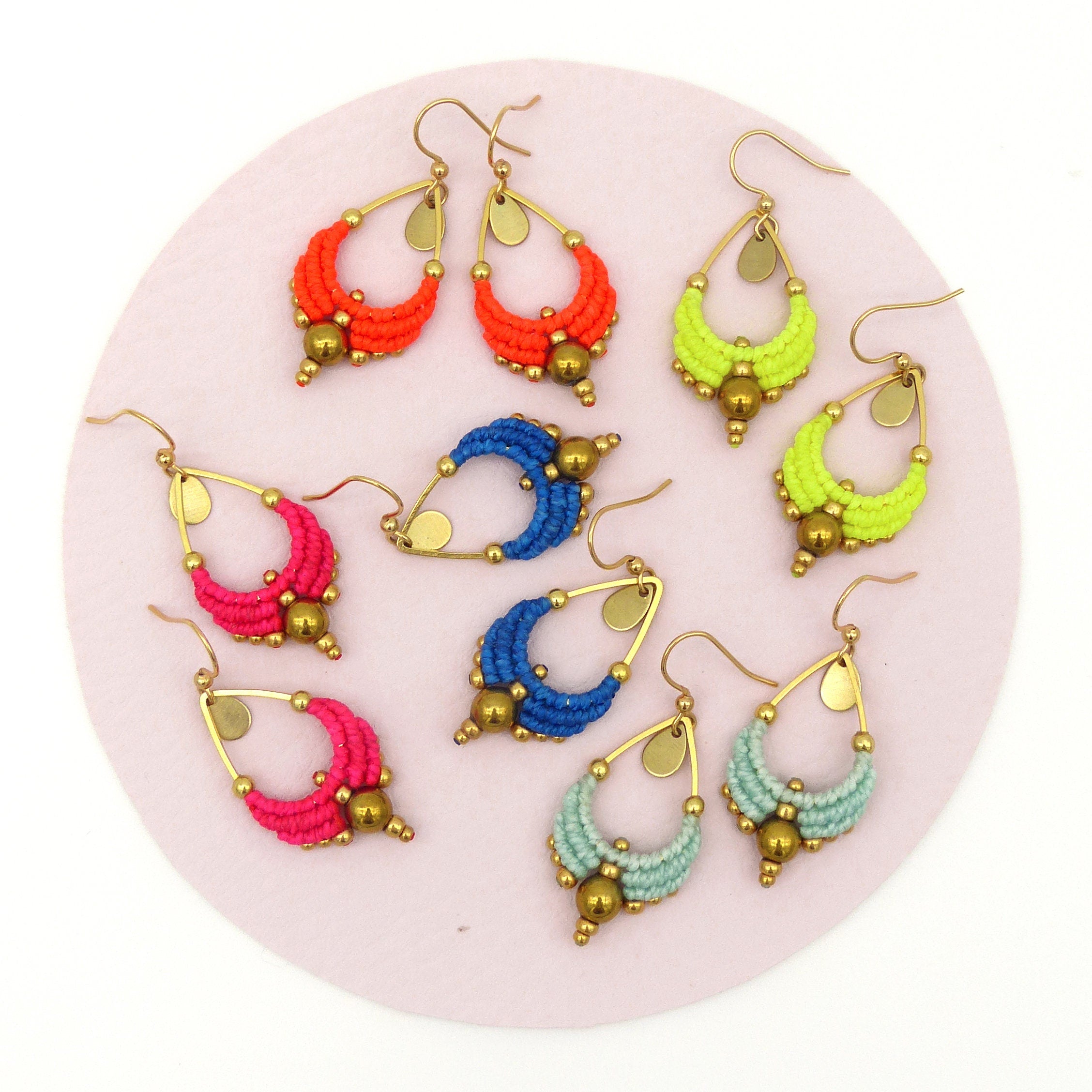 Peut inclure: Six paires de boucles d'oreilles en perles colorées avec des crochets dorés. Les boucles d'oreilles sont faites de petites perles de différentes couleurs, notamment rouge, bleu, vert et jaune.