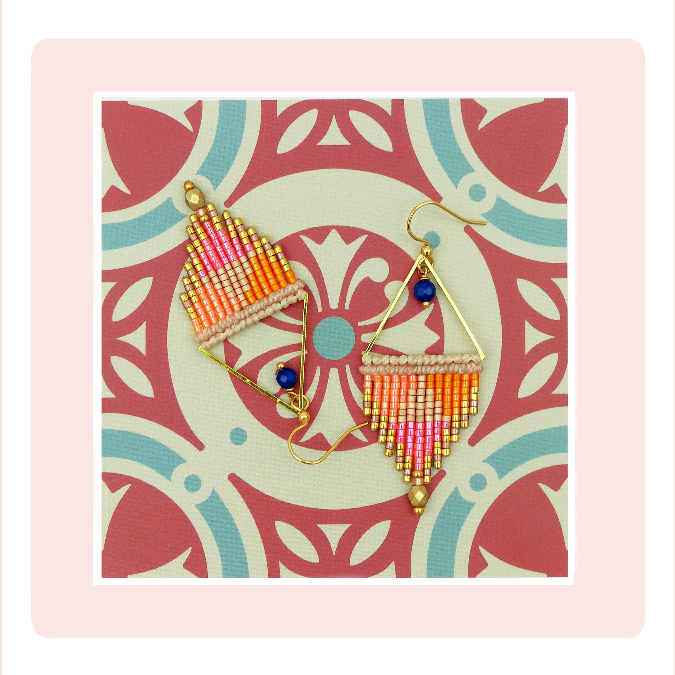 Peut inclure: Une paire de boucles d'oreilles triangulaires dorées avec une frange de perles roses, orange et blanches. Les boucles d'oreilles ont une perle bleue en haut.
